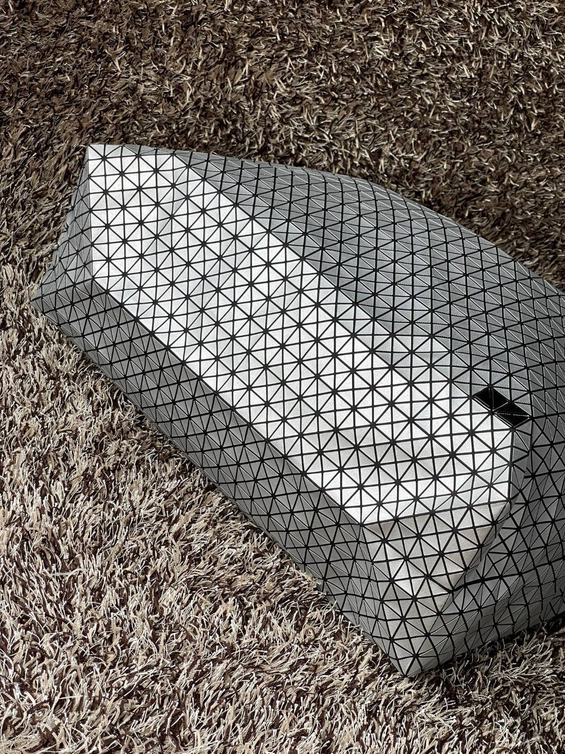 ORI 🥂 Baobao Issey Miyake Cart geometric tote bag / Miyake Cart Tote Bag รูปทรงที่สร้างขึ้นโดยบังเอิญ' เสื้อผ้าที่มีโครงสร้างและได้รับการออกแบบทางวิศวกรรมอันเป็นเอกลักษณ์ของแบรนด์ ส่งต่อไปยังเครื่องประดับที่น่าประทับใจและไร้กาลเวลาเหล่านี้ กร