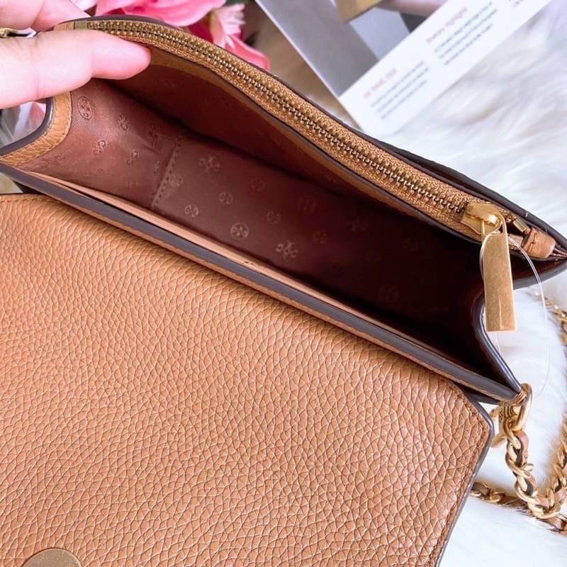 TORY BURCH BRITTEN MINI TOP HANDLE BAG พร้อมส่งที่ไทย กระเป๋าสะพาย Crossbody วัสดุหนังวัวแท้ การออกแบบเรียบง่าย ยังคงความหรูหราเอาไว้ มาพร้อมสายยาวโซ่อะไหล่ทองสลับหนัง ถอดออกได้ ตอบสนองการใช้งานได้ดี มีหูหิ้วด้านบนสามารถใช้งานได้ในหลายโอกาสค่ะ