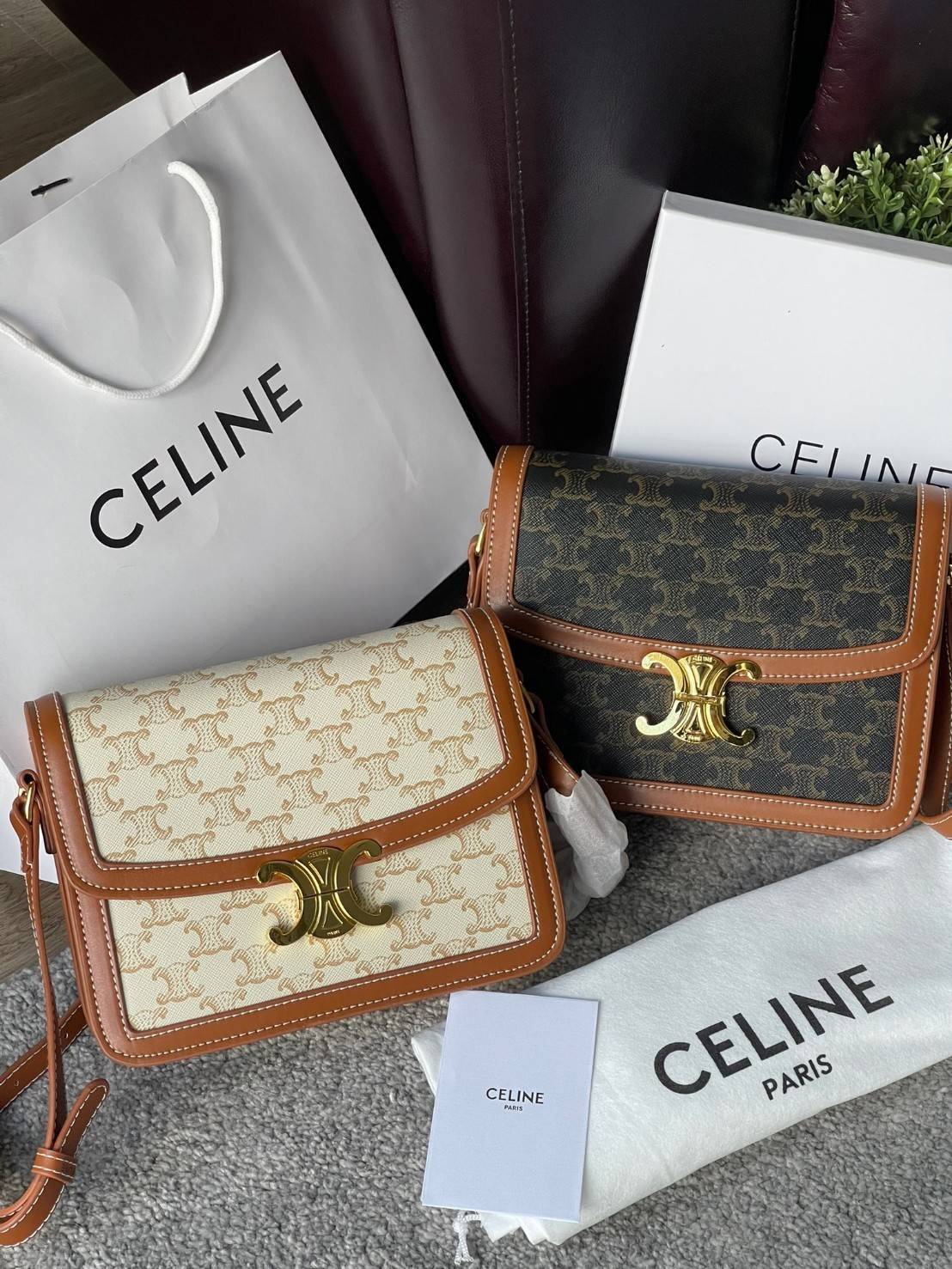 VIP 】Celine TEEN MEDIUM TRIOMPHE BAG IN TRIOMPHE CANVAS สาวๆที่กำลังมองหากระเป๋าน่ารักเอาไว้ใช้ในวันสบาย ๆ แต่ไม่รู้เลือกกระเป๋า Celine รุ่นไหนดี แนะนำรุ่นนี้เลยคะ เป็นกระเป๋าสะพายข้างขนาดกำลังดี สวยแบบคลาสสิก หรูหราด้วยแคนวาสเคลือบลาย Triomphe อีกทั้งยัง