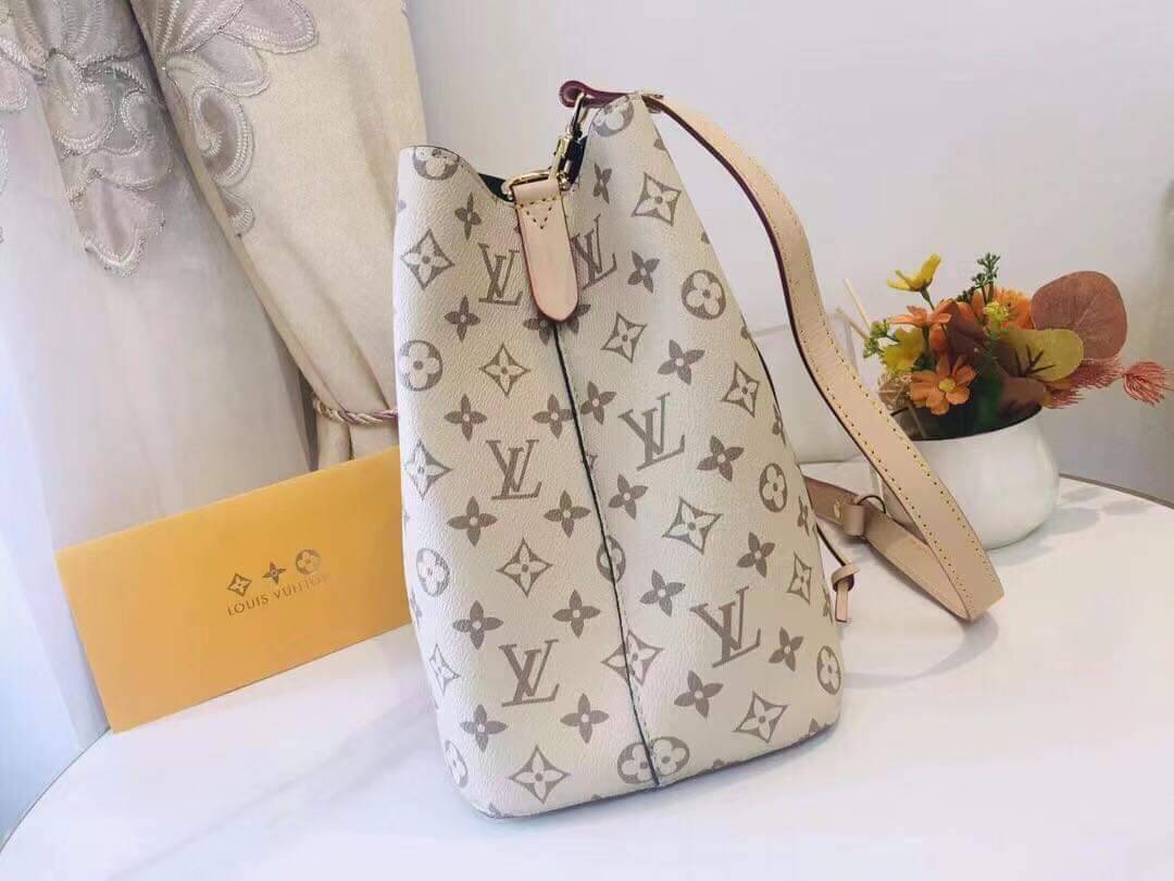 LV neonoe monogram canvas สีใหม่ อีกหนึ่งรุ่นท็อปฮิต ที่ไม่มีไม่ได้จริงๆ กับกระเป๋าสะพายทรงบัคเก็ตใบใหญ่ โดดเด่นและเป็นเอกลักษณ์ด้วยการตกแต่งลายพิมพ์เฉพาะลงบนผืนหนัง