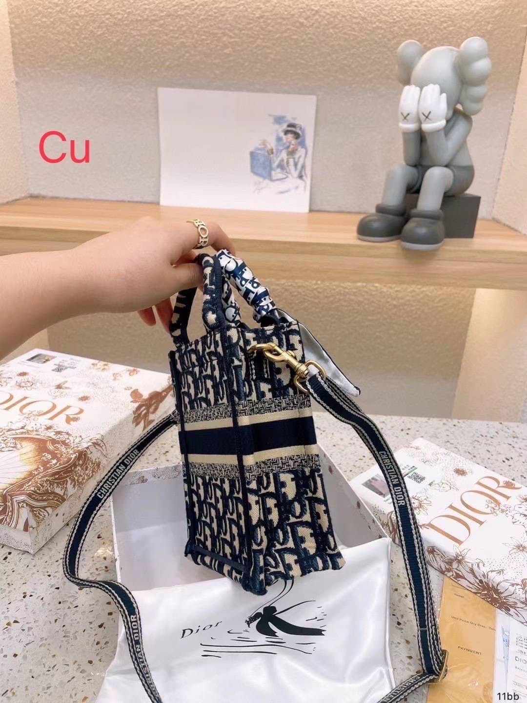 DIOR Mini Book Tote Phone Bag กระเป๋าสะพายทรงมินิโท้ท Shopping พร้อมสายสะพายสวยคลาสสิคถอดได้ ถือหรือสะพายได้ พกพาสะดวก ใช้งานง่ายสุดๆ วัสดุงานทอละเอียดคุณภาพดี ภายในเป็นช่องโล่ง ใบจริงงานสวยเกินเบอร์!! สวยงามเกินราคา ไม่ผิดหวังจ้า