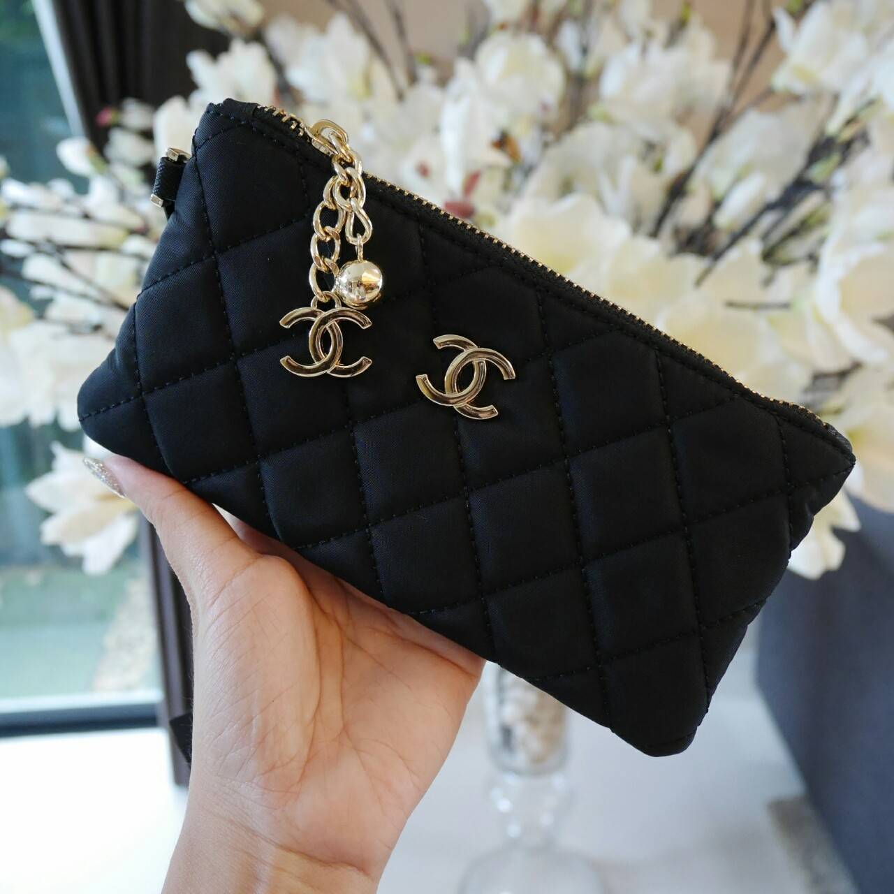 New Arrivals 2018 ♡ กับแบรนด์ดังอย่าง Chanel ตัวนี้มีมาให้สะสมจาก PERFUME COLLECTION ของสมนาคุณจากแบรนด์คะ วัสดุ NYLON แบบหนาเต็มใบ กันน้ำได้ *อะไหล่ทอง เปิดปิดด้วยซิปที่ห้อย CC สุดหรู + ลูกตุ้มกิมมิคน่ารัก ด้านในใส่เหรียญ+แบงค์ ของจุกจิกได้ ใส่ iP