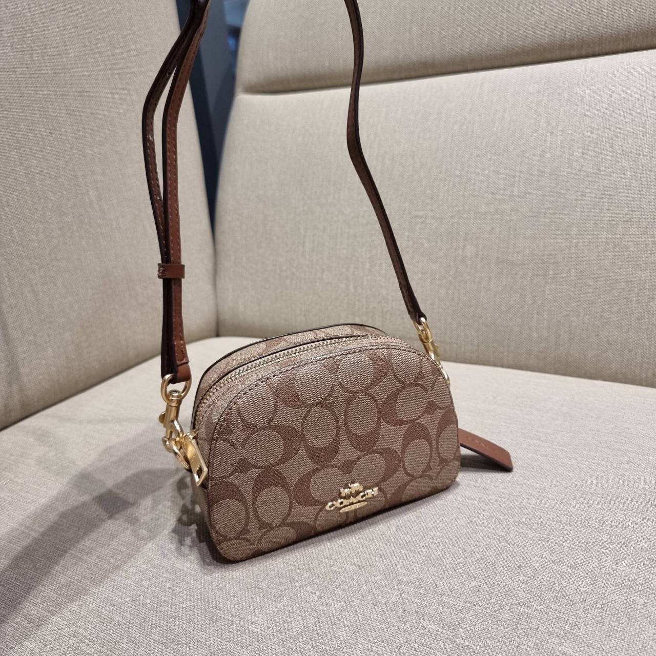 COACH 2628 MINI SERENA CROSSBODY IN SIGNATURE CANVAS ใหม่ที่สุด!! พร้อมส่งทุกสีเด็ด!! ย่อส่วนกระเป๋าสะพายคอลเลคชั่นยอดฮิต มินิเซเรนา ที่รับรองว่าน้องน่ารักม้ากกก!! ขนาดเล็กกุ๊งกิ๊ง แต่ดีเทลยิ่งใหญ่ วัสดุหนังแคนวาสเคลือบลาย เปิด-ปิดด้วยซิป สะดวกใช้ ภายในเป