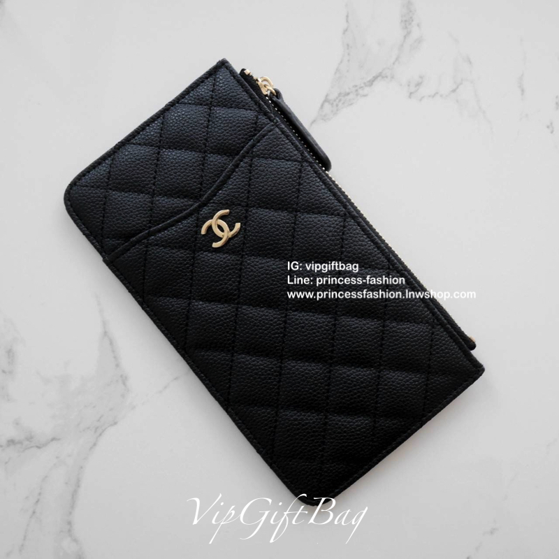 พร้อมส่งที่ไทยแล้วค่ะ♡♡ **สำหรับคนชอบพกน้อย **กะทัดรัด แนะนำรุ่นนี้คะ งานพรีเมี่ยมกิ้ฟท์จากเค้าเตอร์ต่างประเทศ กระเป๋าสตางค์ทรงสวย สะดุดตา หนังสัมผัสลายด้าน จากแบรนด์ CHANEL (GWP) ด้านหน้ามีโลโก้แบรนด์ CC สีทองหรู **อะไหล่สีทองทั้งใบ มีช่องซ