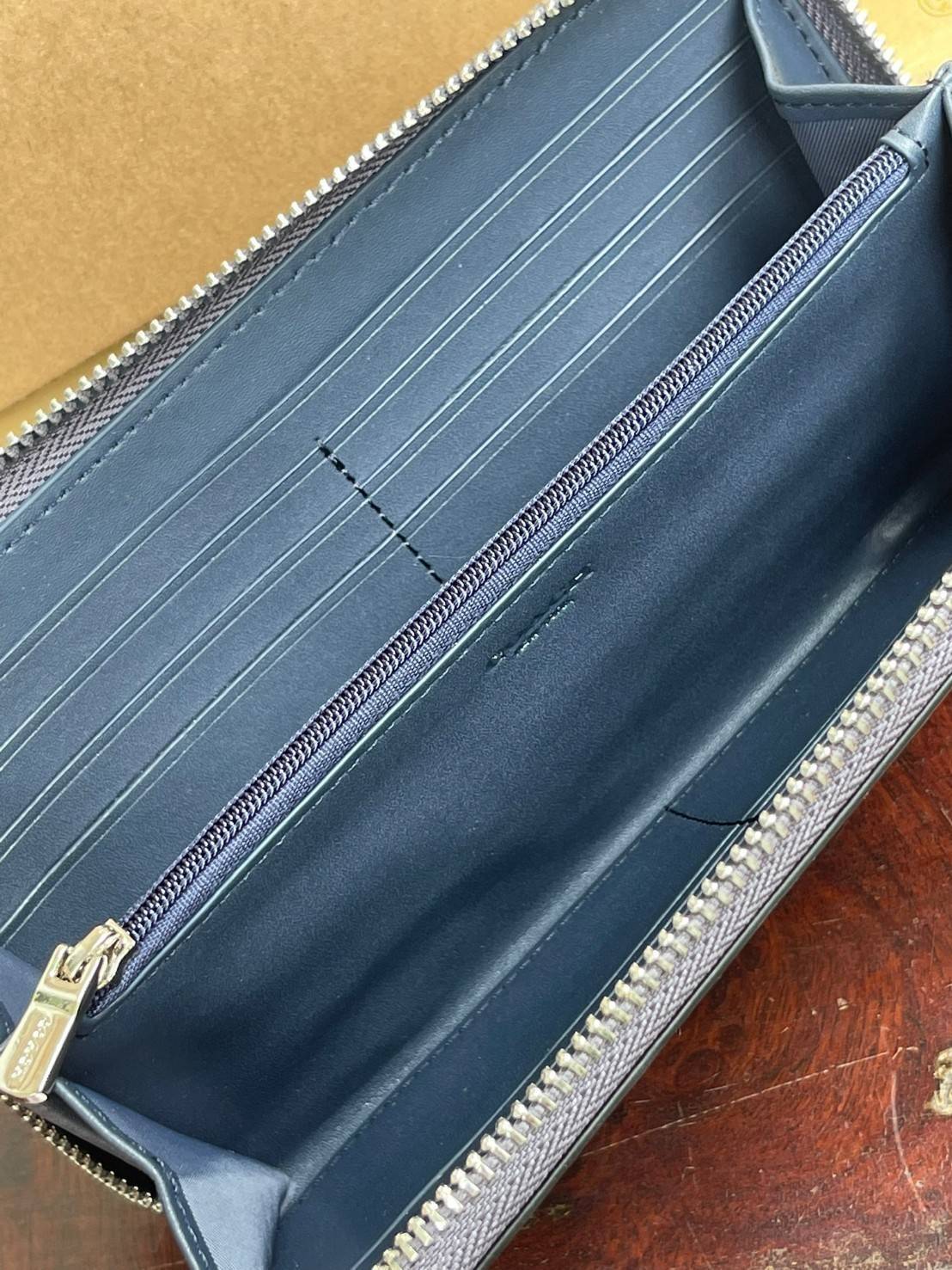 COACH ACCORDION ZIP WALLET IN SIGNATURE CANVAS กระเป๋าสตางค์ใบยาวนี้ที่เหมาะกับการใช้งานทุกรูปแบบ นอกจากเพิ่มความมั่นใจแล้ว ยังทำให้ชีวิตของเราง่ายขึ้นอีกด้วย โดยการเปิดปิดแบบซิปรอบ สามารถใส่ธนบัตร เหรียญ บัตรต่างๆได้หลายใบเลยทีเดียว ขนาดของกระเป๋าสามารถถ