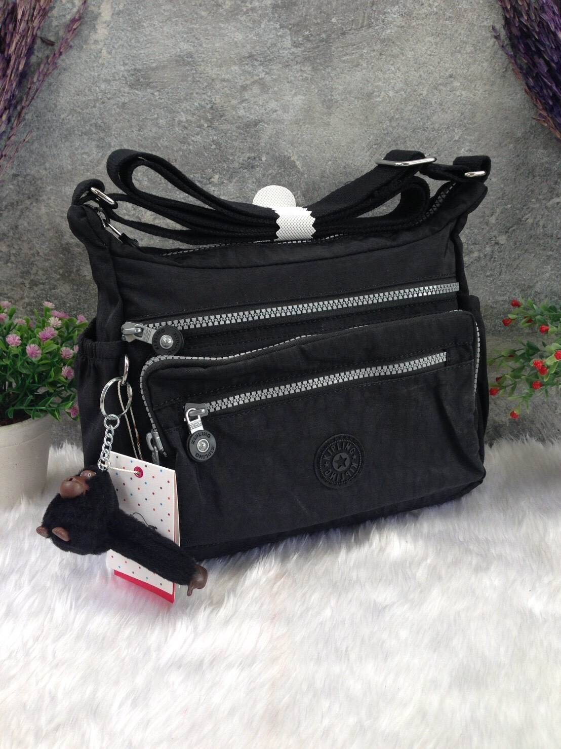 KIPLING Shoulder Bag (K25511) Outlet Hongkong กระเป๋าสะพาย วัสดุ nylon คุณภาพดี กันน้ำ ตามแบบฉบับแบรนด์ แบ่งเป็นช่องซิป 5 ช่อง สามารถใส่ไอแพด กระเป๋าสตางค์ใบยาว และมือถือได้ทุกรุ่นค่ะ จุคุ้มมากๆ น้ำหนักเบา สายสะพายปรับได้ จะสะพายไหล่ หรือ crossbody ได้สบา