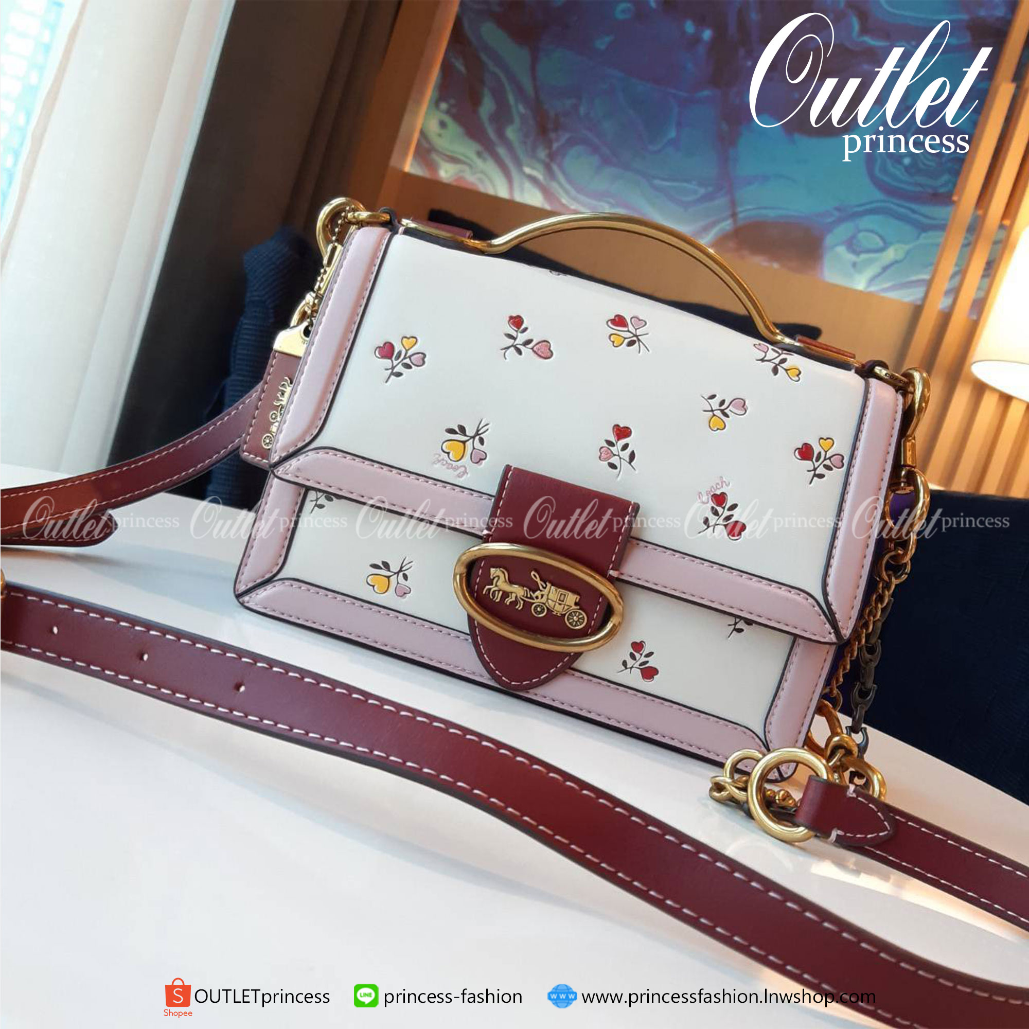 COACH 2508 RILEY TOP HANDLE 22 WITH HEART FLORAL PRINT กระเป๋าสะพายข้างดีไซน์คุณหนู เรียบหรู วัสดุหนัง glovetanned ทนทาน สวยอยู่ทรง เปิด-ปิดด้วยกระดุมแม่เหล็ก ภายในมีช่องแยกให้เยอะ สายสะพายน่ารักน่าใช้ ถอดออกได้ ตอบโจทย์สายหวานแน่นอนค่ารุ่นนี้