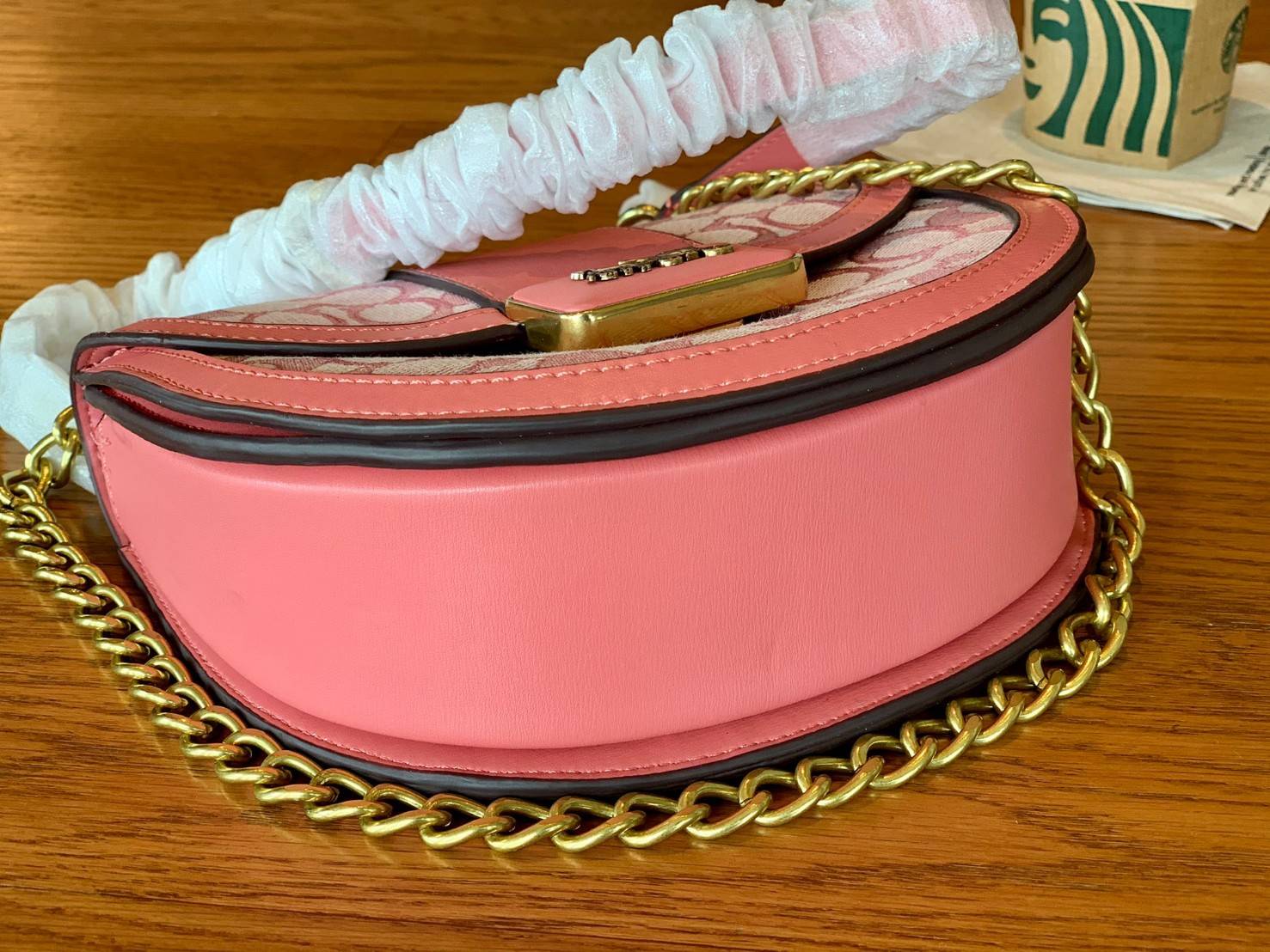 COACH ALIE SADDLE BAG JACQUARD IN SIGNATURE ((C4694//C3464)) พร้อมส่งที่ไทย รุ่นใหม่ล่าสุดค่ะ! กระเป๋าสะพายข้าง//ครอสบอดี้ร์//หรือทบสายคู่สะพายไหล่ได้ค่ะ วัสดุJacquard+หนังแท้ ได้สวยงามลงตัวมากๆ เปิดปิดกระเป๋าแบบกดล็อค มีอะไหล่โลโก้แบรนด์โดดเด่นปนคลาสสิค