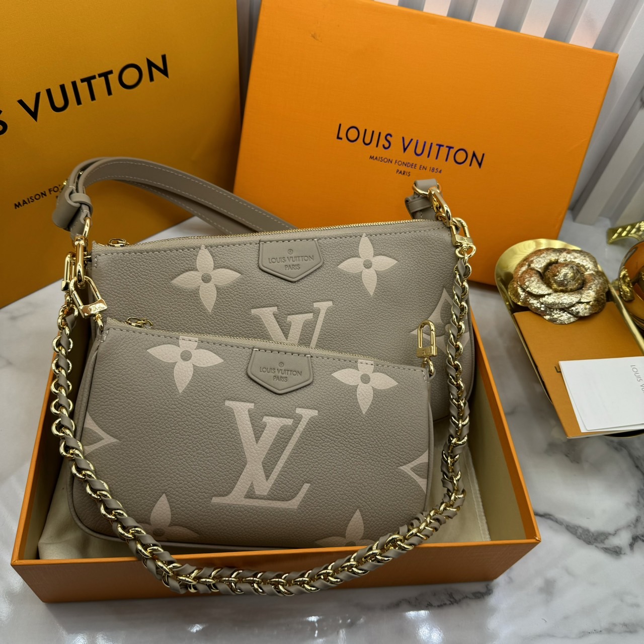 LV Multi Pochette Accessoires Bag กระเป๋าทรงพอช รุ่นใหม่ล่าสุด งานหนังแท้ สวยงามเลอค่า ตามแบบฉบับแบรนด์ ปั้มลายคมชัด มาเป็นเซ็ท 2 ใบ ใช้งานง่าย