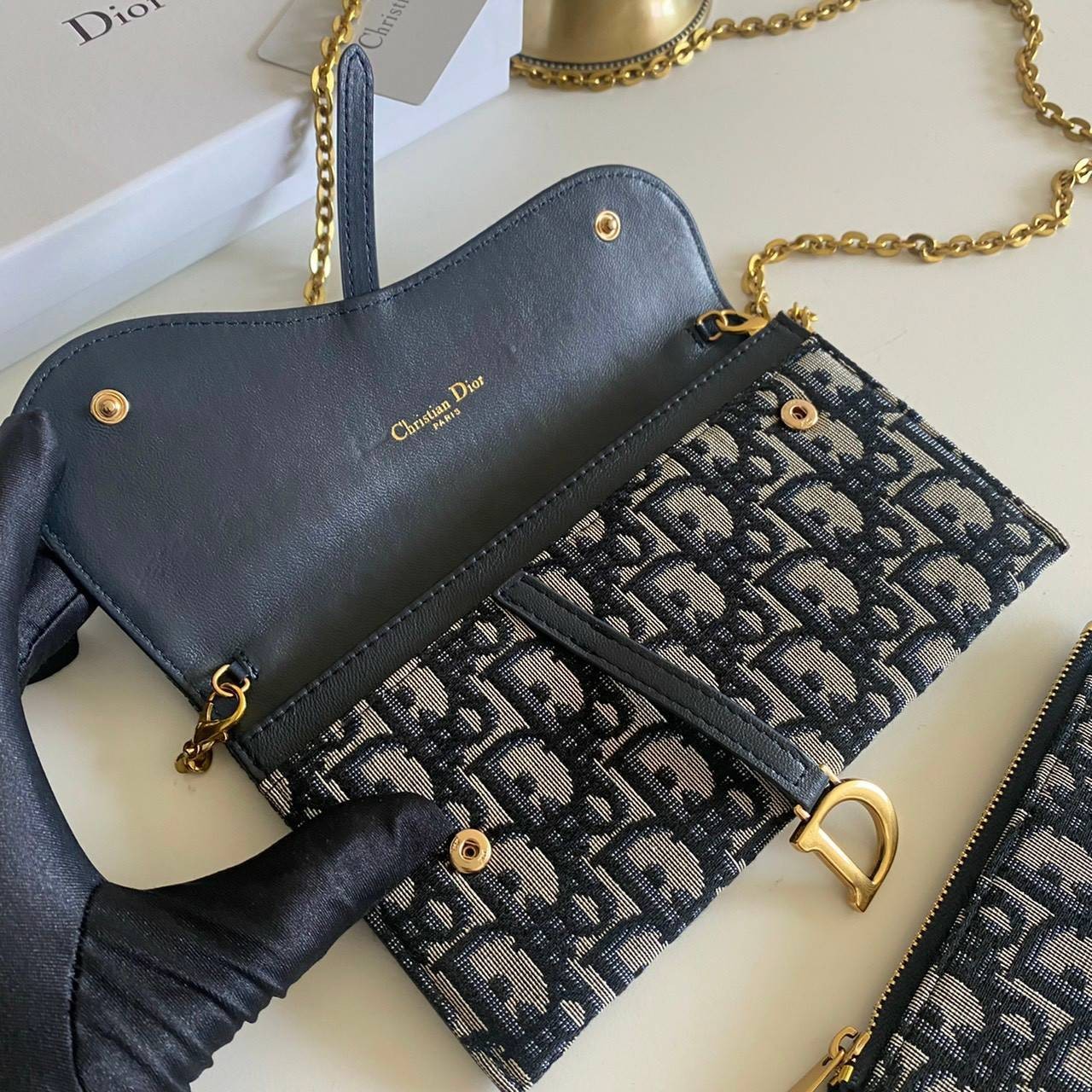 หนังแท้ DIOR SADDLE WALLET ON CHAIN Blue Dior Oblique Jacquard พร้อมส่งที่ไทย งานหนังแท้และผ้าแจ็คการ์ด เกรดเทพออริจินอล ภาพสินค้าถ่ายจากงานขายจริง ใช้งานต่างประเทศได้