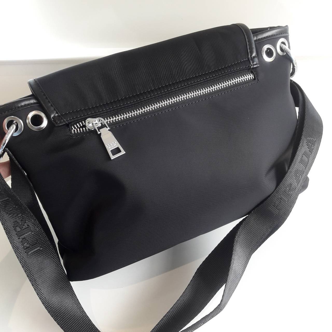 New arrival! จากงานพรีเมี่ยมกิ้ฟ เคาเตอร์ต่างประเทศ Prada nylon รุ่น Limited edition กระเป๋าอเนกประสงค์ สามารถใส่ของได้เยอะมากคะ ด้านหน้าโลโก้อะไหล่เงินทั้งใบ มีช่องซิปหลังฝาเปิด ด้านในมีช่องซิปกลางแบ่งกระเป๋า และยังมีช่องซิป สำหรับสาวๆที่ของเยอะเหมาะมากค