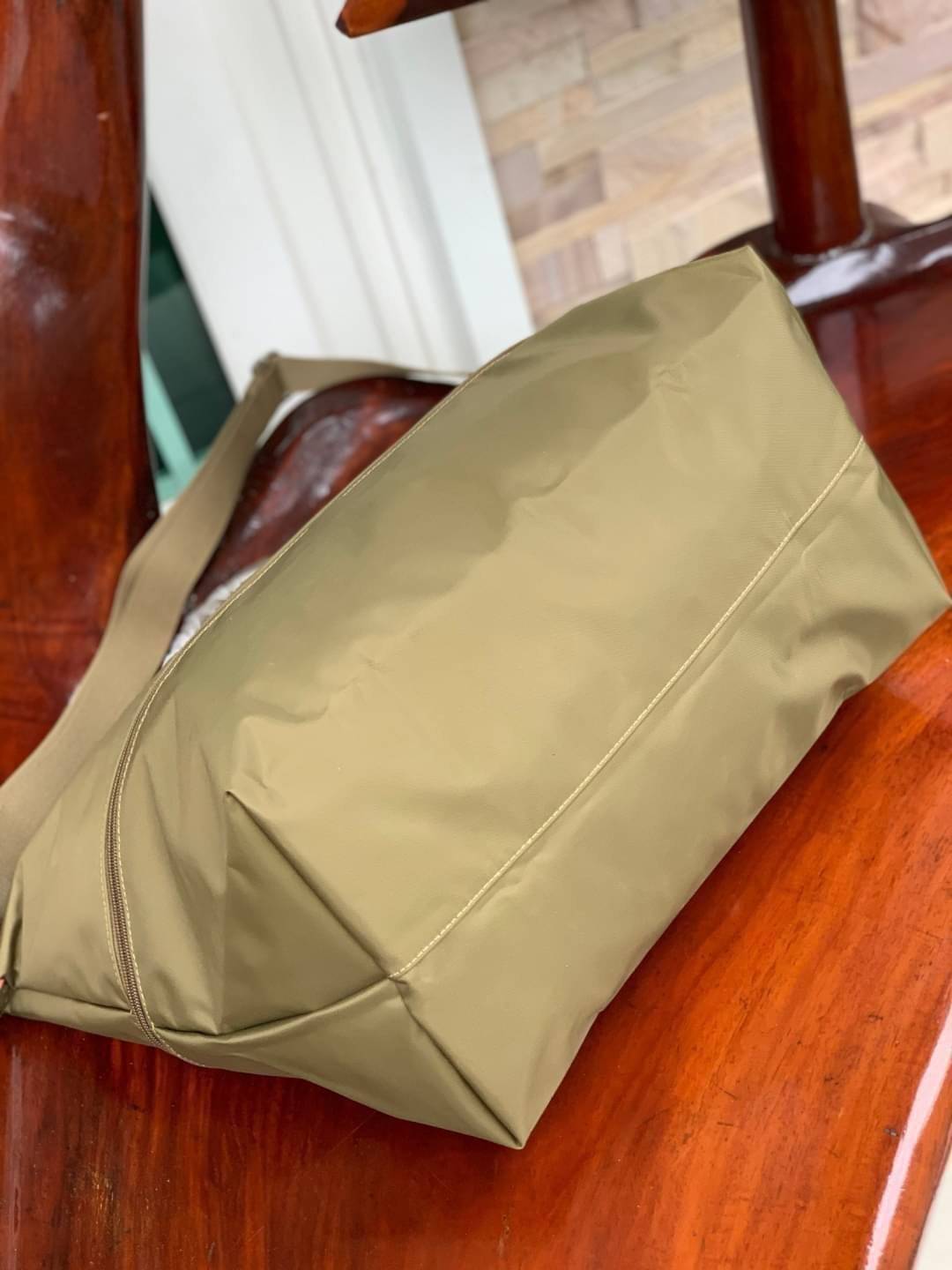 LONGCHAMP LE PLIAGE CLUB TRAVEL BAG กระเป๋าขนาดใหญ่สำหรับการเดินทาง เราเรียกที่นี้ว่า travelling bag รุ่นคลาสสิค มาพร้อมสายสะพายยาวที่ปรับและถอดออกได้ ความพิเศษของรุ่นนี้ที่ครองใจนักเดินทางทั่วโลก คือซิปรอบตรงกลางตัวกระเป๋า สามารถเปิดซิปเพื่อขยายขนาดและพั