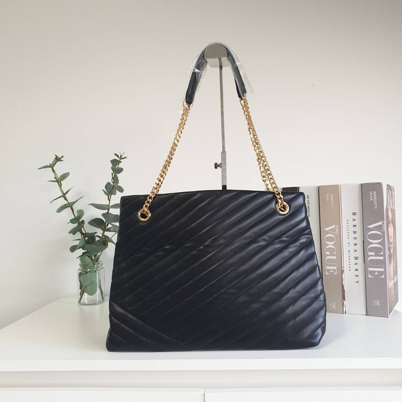 Tory Burch Kira chevron tote bag กระเป๋าทรง Tote สุดหรู ใบใหญ่ จุของได้เพียบ! วัสดุหนังแท้(Geniune Leather) หนังนิ่ม นุ่มมือมากกก มาพร้อมสายสะพายไหล่ต่อโซ่สลับหนัง อะไหล่ทองทั้งใบ ด้านข้างมีกระเป๋าเพิ่มทรงได้ ด้านในเปิดปิดด้วยกระดุมแม่เหล็ก มีช่องแบ่งใส่ข