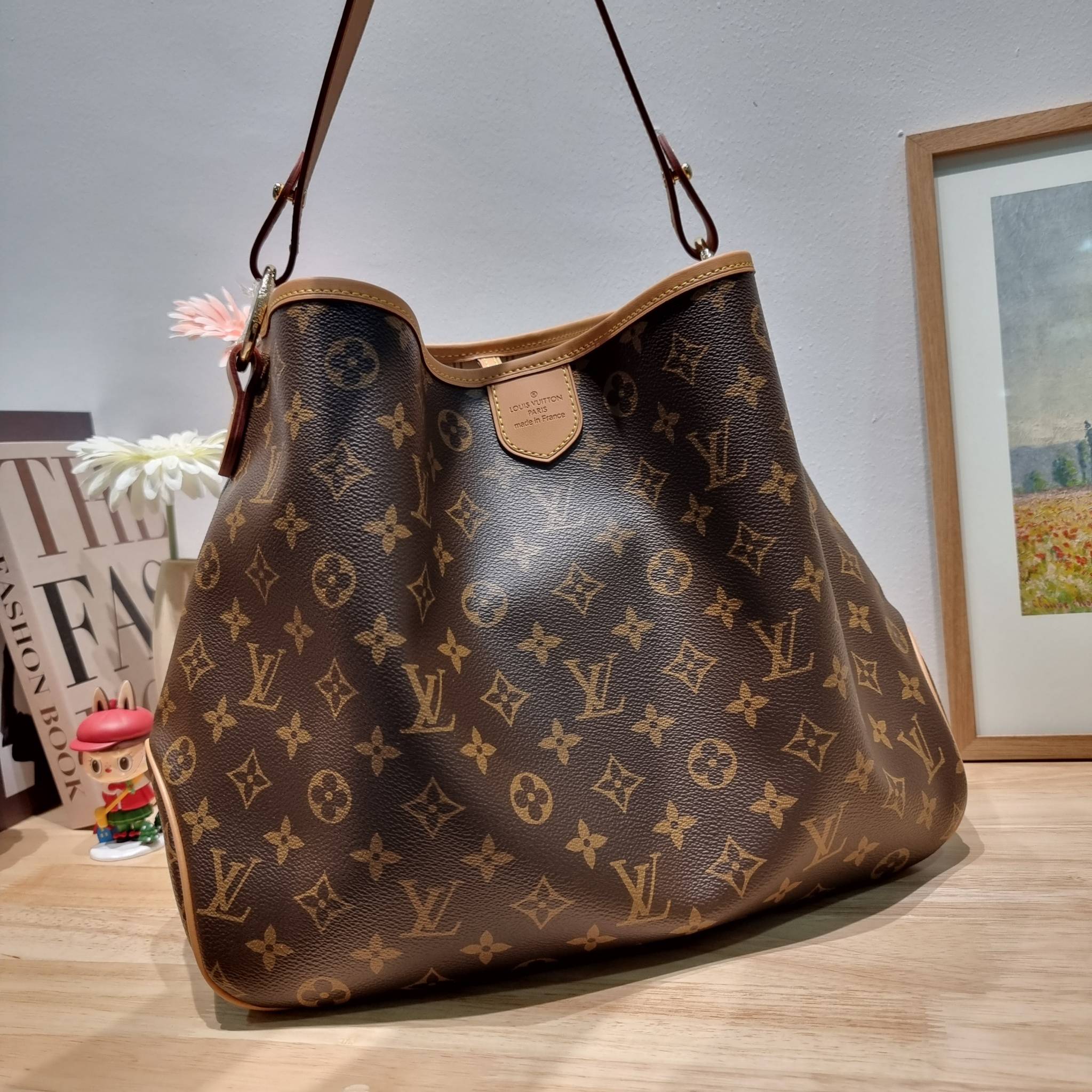 LV delightful bag / LV CARRYALL Monogram Canvas / LV Shopping Bag กระเป๋าทรงโท้ทใบใหญ่ ขนาดจุได้แบบล้นๆ รอบนี้จัดใบลูกมาให้อีก พิเศษที่สุด!! สมใจใครที่มองหากระเป๋าใบโปรด มีตะขอเกี่ยวที่ปากกระเป๋า และยังมาพร้อมสายสะพาย 2 แบบ