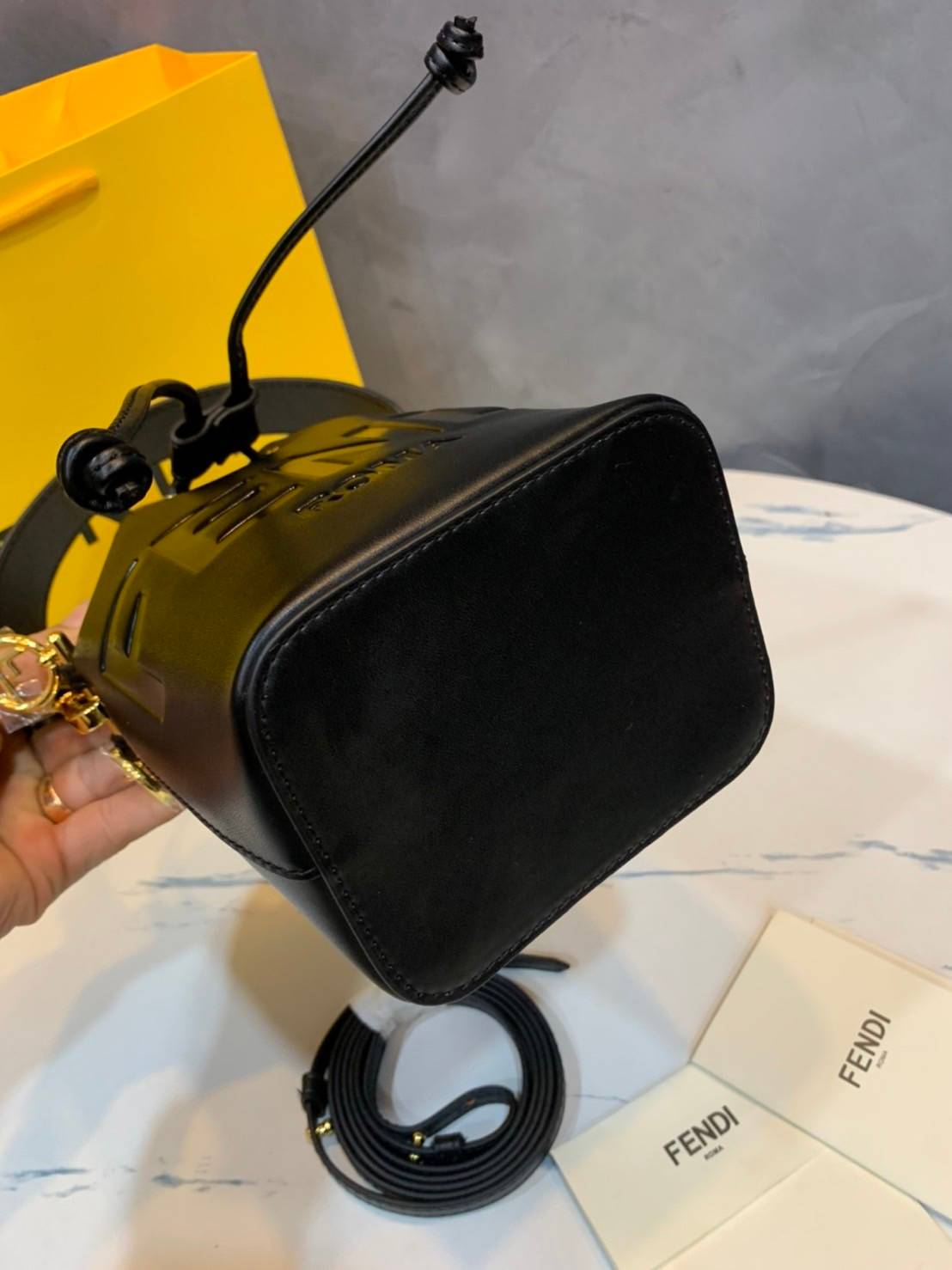 FENDI Mon Tresor Mini leather bucket bag กระเป๋าถือทรงขนมจีบสุดคิ้วท์ หรือสะพายไหล่ วัสดุหนังแท้อย่างดี รุ่นใหม่ล่าสุด สวยหรู ดูแพง คุณนายสุดไปเลยค่า ถือแล้วสวยมากๆ จุของได้กำลังดี ทรงนี้ต้องมีติดตู้ไว้สักใบนะคะ!