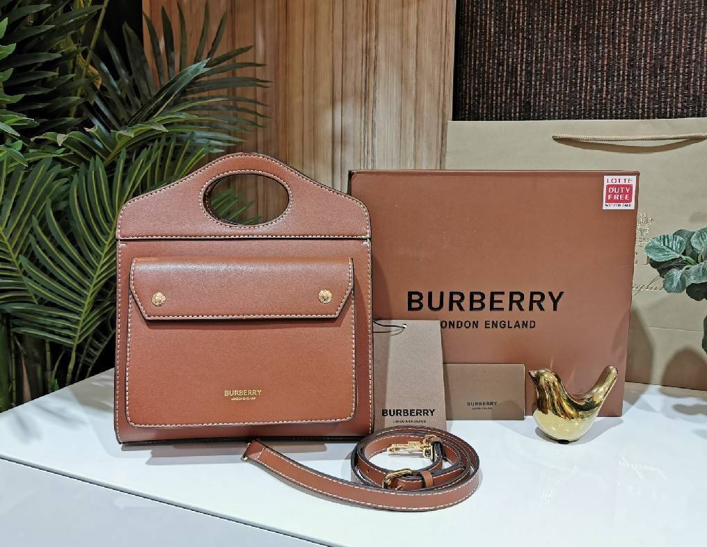 BURBERRY FRAGRANCES CROSSBODY BAG VIP GIFT WITH PURCHASE (GWP) พรีเมี่ยมกิ๊ฟ Limited Edition ใหม่ล่าสุดจาก BURBERRY PERFUME วัสดุหนังแท้ Calf Skin ทรงเหลี่ยม ดีไซน์สวยหรูอยู่ทรง ด้านหน้ามีช่องใส่ของ ภายในโล่งกว้าง มีช่องซิปแบรนด์ สามารถใส่กระเป๋าสตางค์ใบย