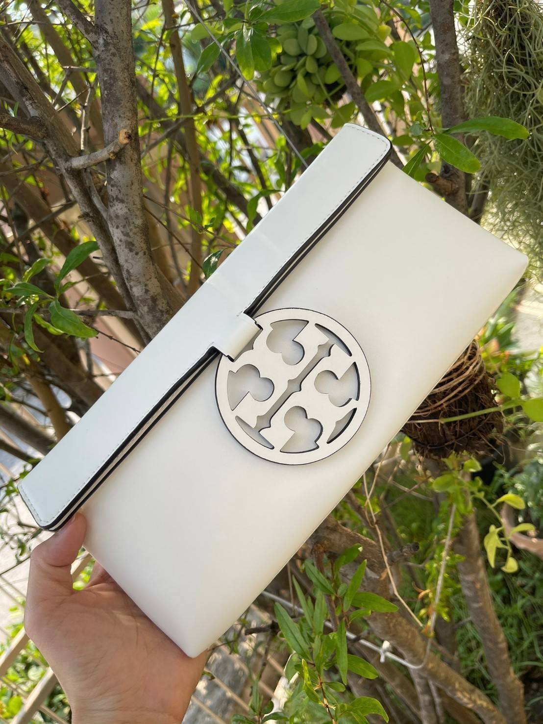 Tory burch Miller Metal clutch กระเป๋าคลัทช์ดีไซน์เรียบหรูออกแบบมาได้อย่างลงตัว ด้วยรูปทรงที่สวยงามและทันสมัย จากแบรนด์ Tory Burch ขนาดกำลังดี สามารถใส่กระเป๋าสตางค์หรือเครื่องสำอางค์ได้ตามขนาดกระเป๋า ในเรื่องของดีไซน์และLogo DoubleT เฉดเดียวกับสีของกระเป