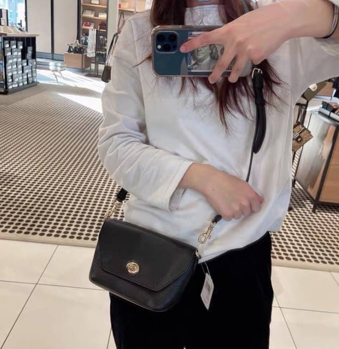 คอลเลคชั่นใหม่ ทั้งสวยทั้งคุณภาพค่ะ😘 COACH KARLEE CROSSBODY BAG 💐พร้อมส่ง ได้ไปไม่ผิดหวังแน่นอนค่ะ! สวยๆแบบคนดังระดับโลกกันค่าา กระเป๋าสะพายแบบครอสบอดี้ร์ หนังแท้นิ่มสวยงามมากๆค่ะ รูปทรงน่ารักกระทัดรัด เปิดปิดกระเป๋าแบบหมุนล็อค ภายในสามารถ