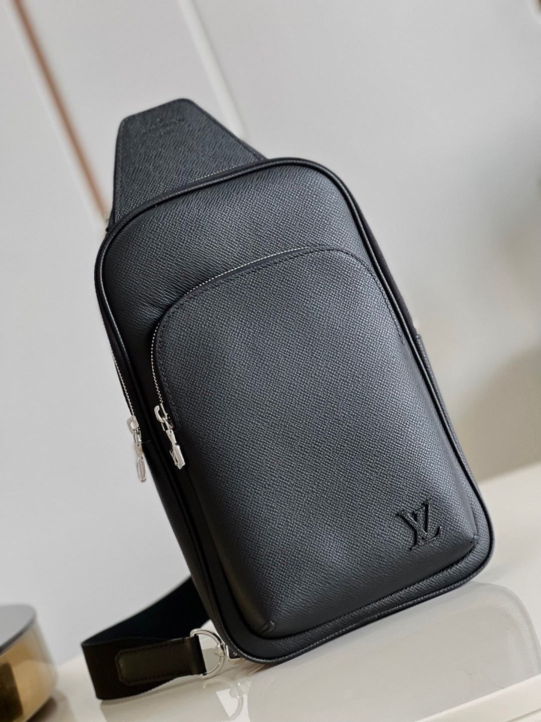 LV Avenue Slingbag NM Taiga Leather กระเป๋าสะพาย/คาดอก หนังไทก้าสวยคลาสสิก สง่างามตลอดกาล มีไว้ไม่มีเอาท์ ท่านชายควรมีมากค่ะ เกรดท็อป ออริ เทียบแท้ 1:1 เกรดดีสุด