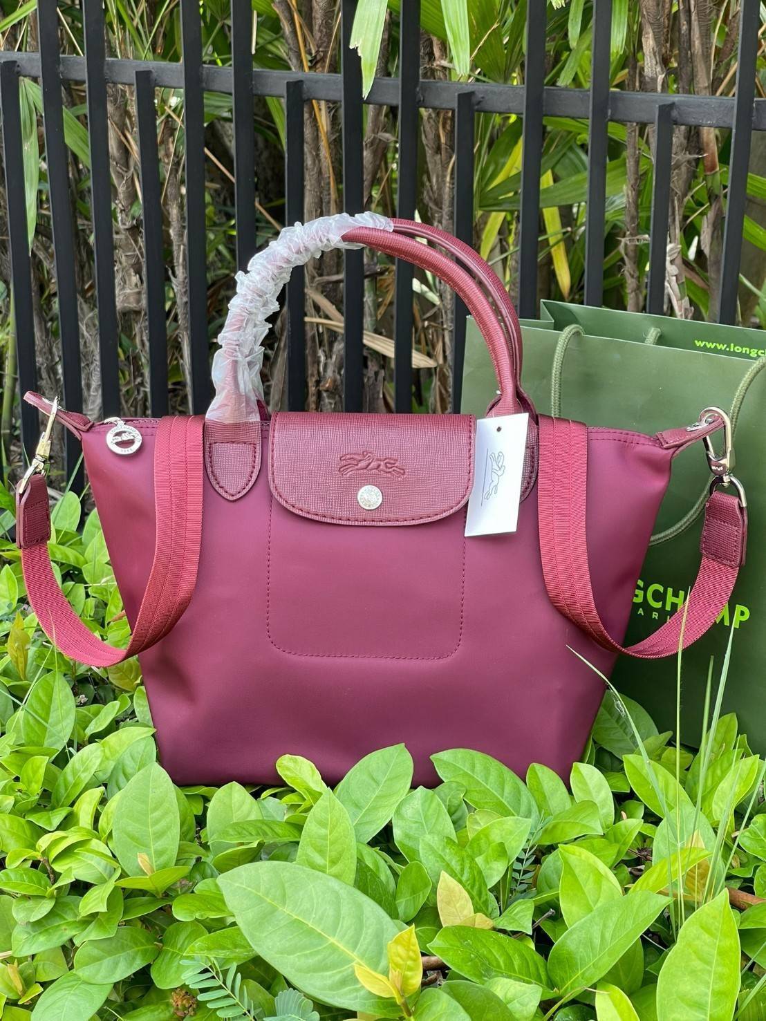Longchamp Le Pliage Neo Size S มาพบกับกระเป๋ารุ่นยอดนิยม ที่สาวๆ ต้องมีไว้เก็บไว้สักใบ กระเป๋าโท้ทใบนี้ มาพร้อมกับสีที่มีสไตล์เรียบง่าย มีสายสะพายยาวช่วยให้คุณสามารถสะพายไหล่ได้อย่างสบาย ในขณะที่ที่ปิดแบบซิปช่วยให้คุณมั่นใจได้ว่าของด้านในมีความปลอดภัย Le 