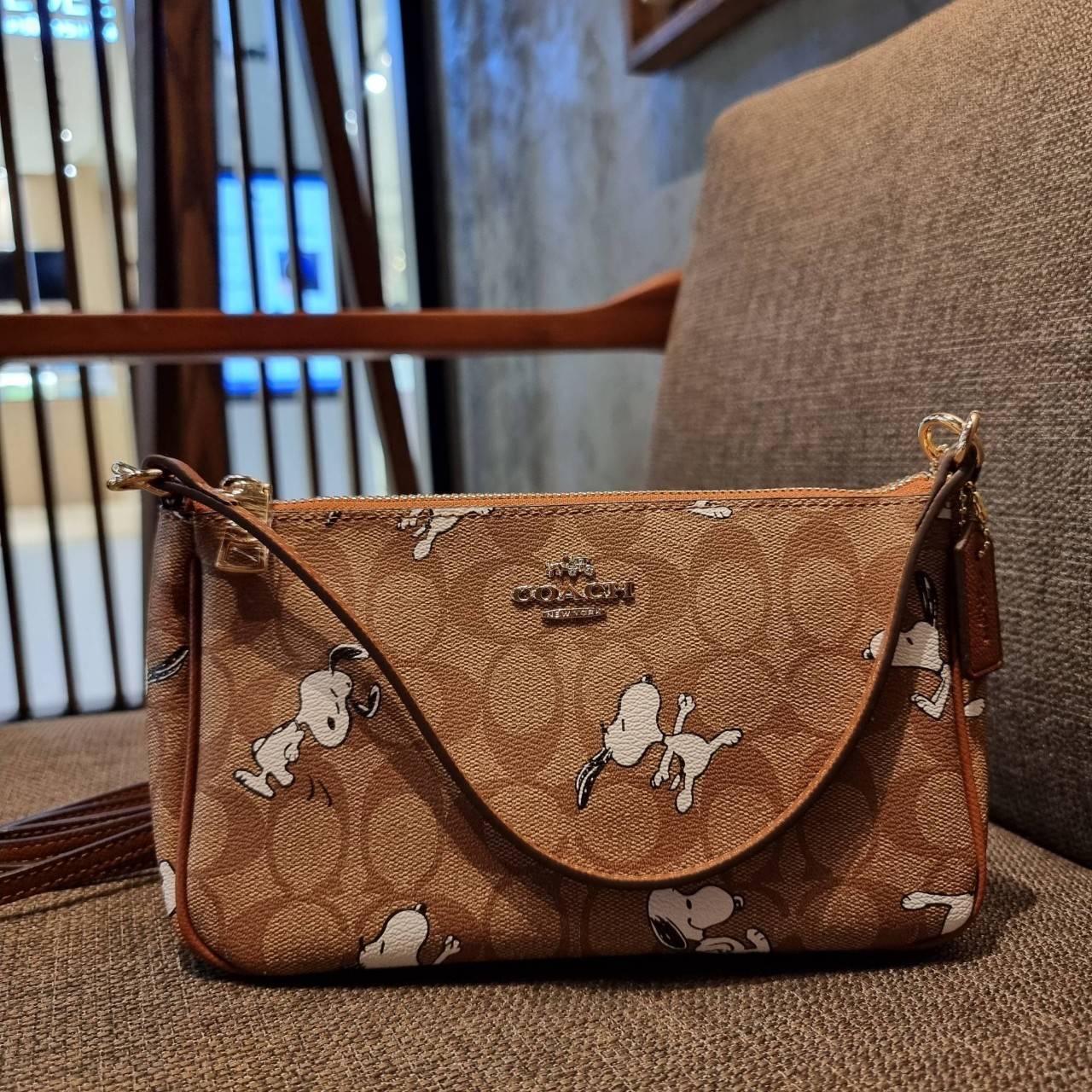 COACH F36674 TOP HANDLE POUCH IN SIGNATURE WITH SNOOPY PRINT คอลเลคชั่นใหม่ ในสไตล์พอช มาให้ช้อปก่อนใครในไทยจ้า น่ารักน่าใช้ไปอีกกับกระเป๋าสะพายทรงฮิตตลอดกาล ด้วยดีไซน์ที่ออกมาให้ใช้งานได้ง่าย ขนาดกำลังเหมาะ วัสดุแคนวาสทนทาน ดีไปหมดขนาดนี้!! คุณลูกค้าถึงส