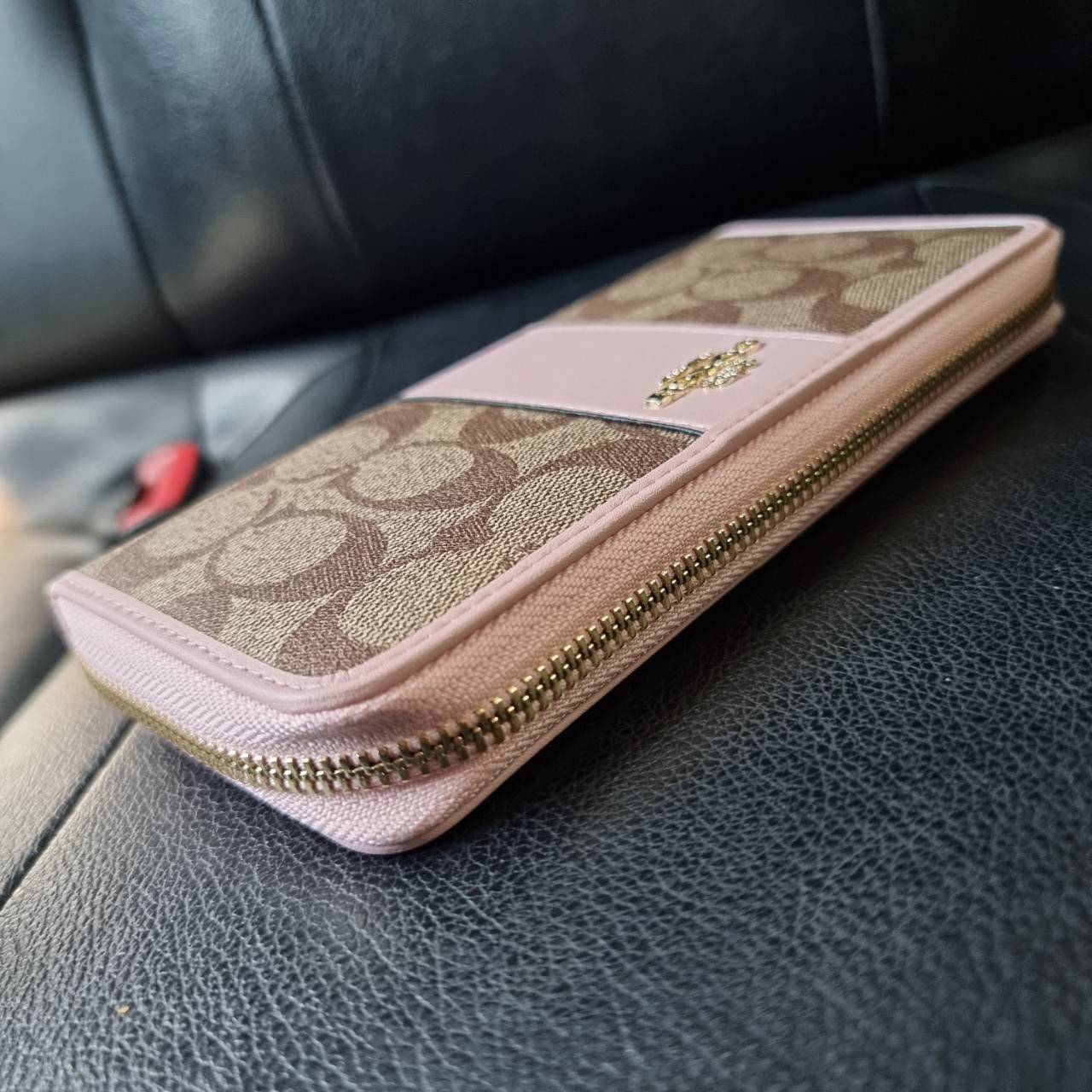 COACH F54630 ACCORDION ZIP WALLET IN SIGNATURE COATED CANVAS WITH LEATHER STRIPE กระเป๋าสตางค์ใบยาวรุ่นคลาสสิค คัดสีขายดีมาให้กันเลยจ้า ♥️ วัสดุหนังแคนวาสเคลือบลาย เปิด-ปิดด้วยซิปรอบ รูดใช้งานง่าย ใส่บัตรได้ มีช่องซิปใส่เหรียญ ใส่มือถือได้ พกใบนี้ใ