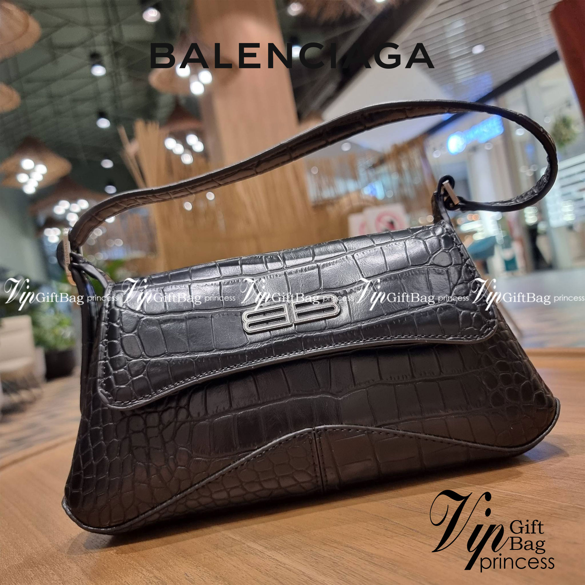 Balenciaga XX small flap bag กระเป๋าสะพายดีไซน์สวยเลิศ!! ไม่ซ้ำ เอกลักษณ์ที่โดดเด่นด้วยรูปทรง และขนาดที่กำลังเหมาะใช้งาน พร้อมดีไปหมด!! วัสดุหนังลายจระเข้ ขึ้นเงาคมชัด เปิด-ปิดด้วยกระดุมแม่เหล็ก ภายในกระเป๋าเป็นช่องโล่ง ใส่ของสำคัญจุกจิกพอได้ พกพาได้แบบไม