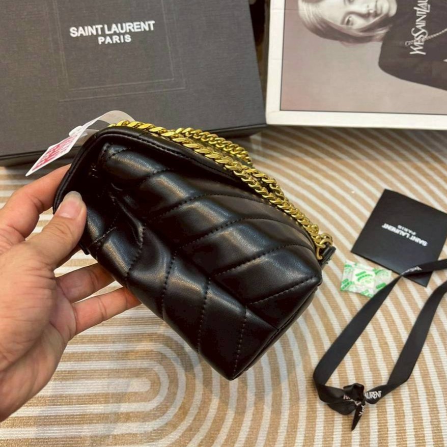 YSL LOULOU Mini Bag กระเป๋าสะพายทรงสวยสุดหรูทรงสวยคลาสสิก รุ่นขายดี ใช้ได้บ่อยไม่มีเบื่อ ดีไซน์เรียบหรู ออกแบบมาให้ใช้งานได้สะดวกด้วยกระดุมแม่เหล็ก