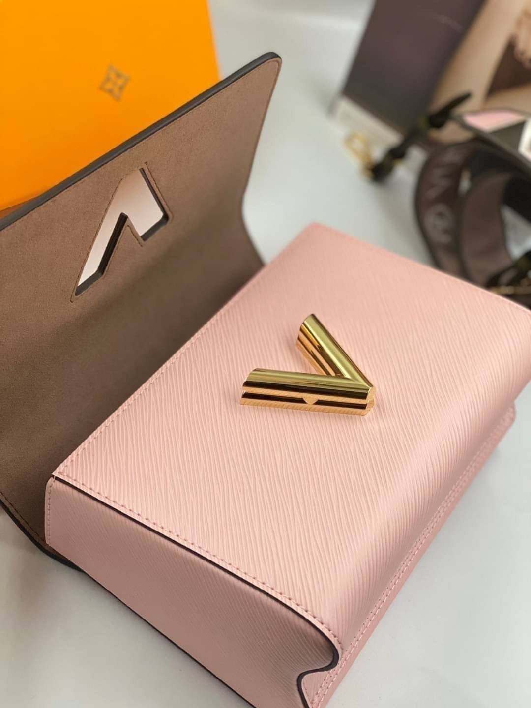 หนังแท้ LOUIS VUITTON Epi Twist Shoulder Bag MM พร้อมส่งที่ไทย เกรดออรินอลงานหนังแท้ทั้งใบ ภาพสินค้าถ่ายจากงานขายจริง ใช้งานต่างประเทศได้