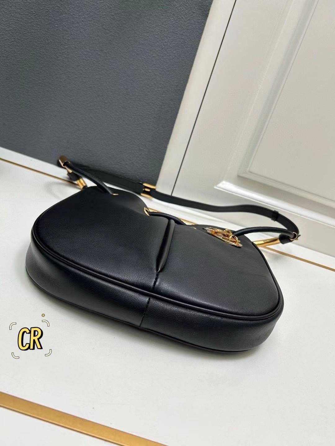 Dior Nolita Bag กระเป๋าสะพายทรงโท้ทรุ่นใหม่ สวยหรูเป็นเอกลักษณ์ตามแบบฉบับแบรนด์ มาพร้อมสายสะพายยาว ขนาดกำลังน่าใช้ ภายในโล่งกว้างจุของได้เยอะ สวยทันสมัยเหนือกาลเวลาต้องยกให้ใบนี้เลยค่ะ