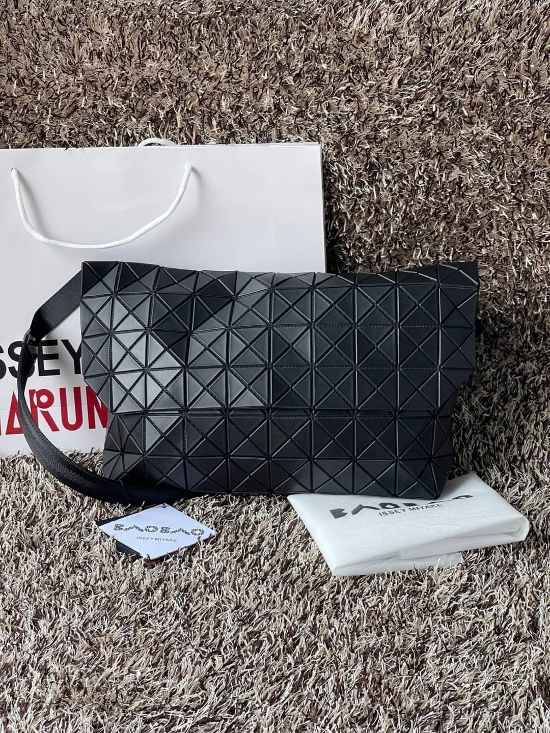 Baobao Issey Miyake Prism Sac ชาวมินิมอลทั้งชายและหญิงต้องถูกใจรุ่นนี้ เพราะ Prism Sac เป็นกระเป๋าแบบ unisex ที่มาพร้อมกับความเรียบง่ายของวัสดุเนื้อแมตต์ แต่ให้ลุคสไตล์เท่แบบคูลๆ โดดเด่นด้วยดีไซน์ที่ออกแบบมาให้ใช้งานที่ง่าย ตอบโจทย์ทุกสถานการณ์ฝาพับแบบเปิ
