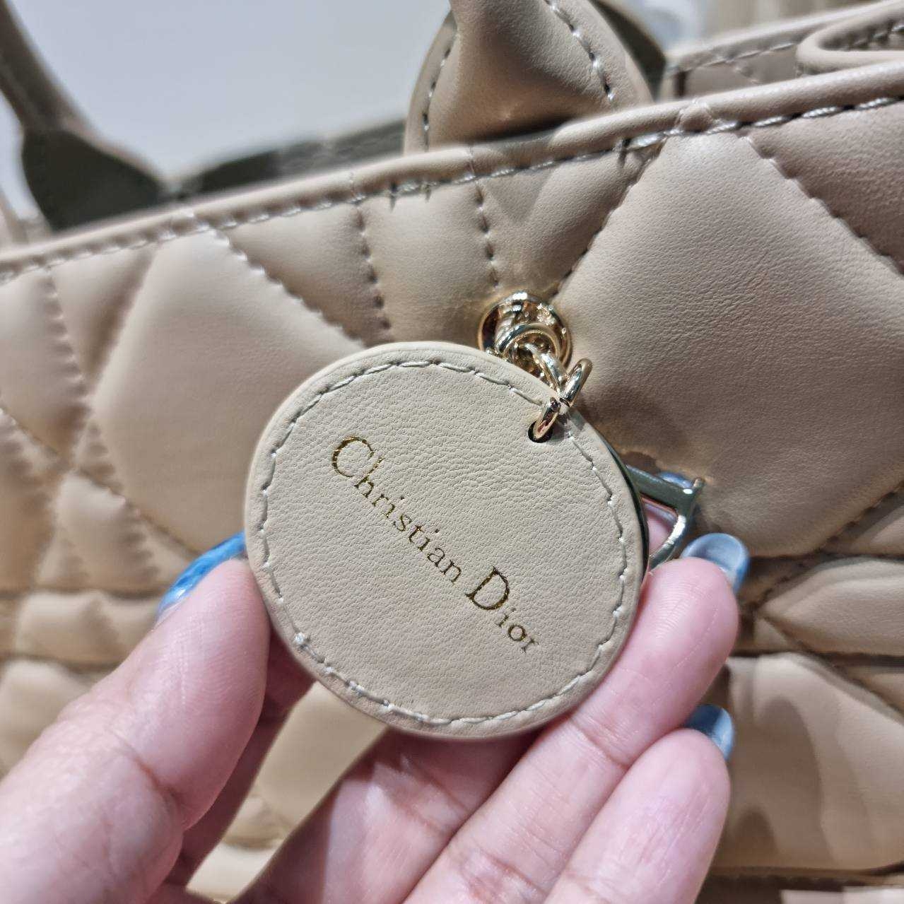 Dior mini book tote macro cannage bag กระเป๋าทรงโท้ทสุดฮิต ไซส์มินิ ดีไซน์ใหม่ หนังสวย พกพาไปไหนก็ได้ คล่องตัวและแมตช์ง่ายสุดๆ