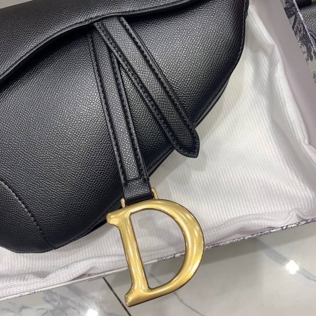 หนังแท้ DIOR SADDLE BAG Black Goatskin กระเป๋ารุ่นยอดนิยมตามแบบฉบับแบรนด์ งานทอลายคมชัด ใช้งานได้ 2 แบบ สะพายยาว CROSSBODY และสายสั้นถือได้เก๋ๆ ลุคนี้คูลสุดๆ เลยค่าา ภาพถ่ายจากสินค้าจริง! สวยมาก พร้อมส่งที่ไทยราคาสุดคุ้ม สาวๆ ห้ามพลาดค่ะ!