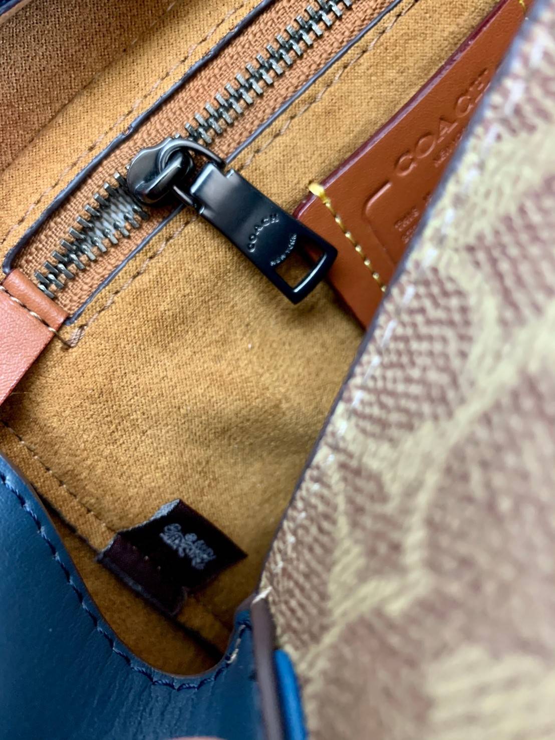 COACH COURIER CARRYALL 23 IN COLORBLOCK SIGNATURE CANVAS พร้อมส่ง 7 แบบ พร้อมส่ง ลุคดูไฮสุดๆค่ะ! กระเป๋าสะพายหนังหรูหราและคลาสสิค หนังแท้ชั้นดีที่สุด น้ำหนักเบา หนังสวยมากก สัมผัสแล้วหลงรักแน่นอนจ้าา😘