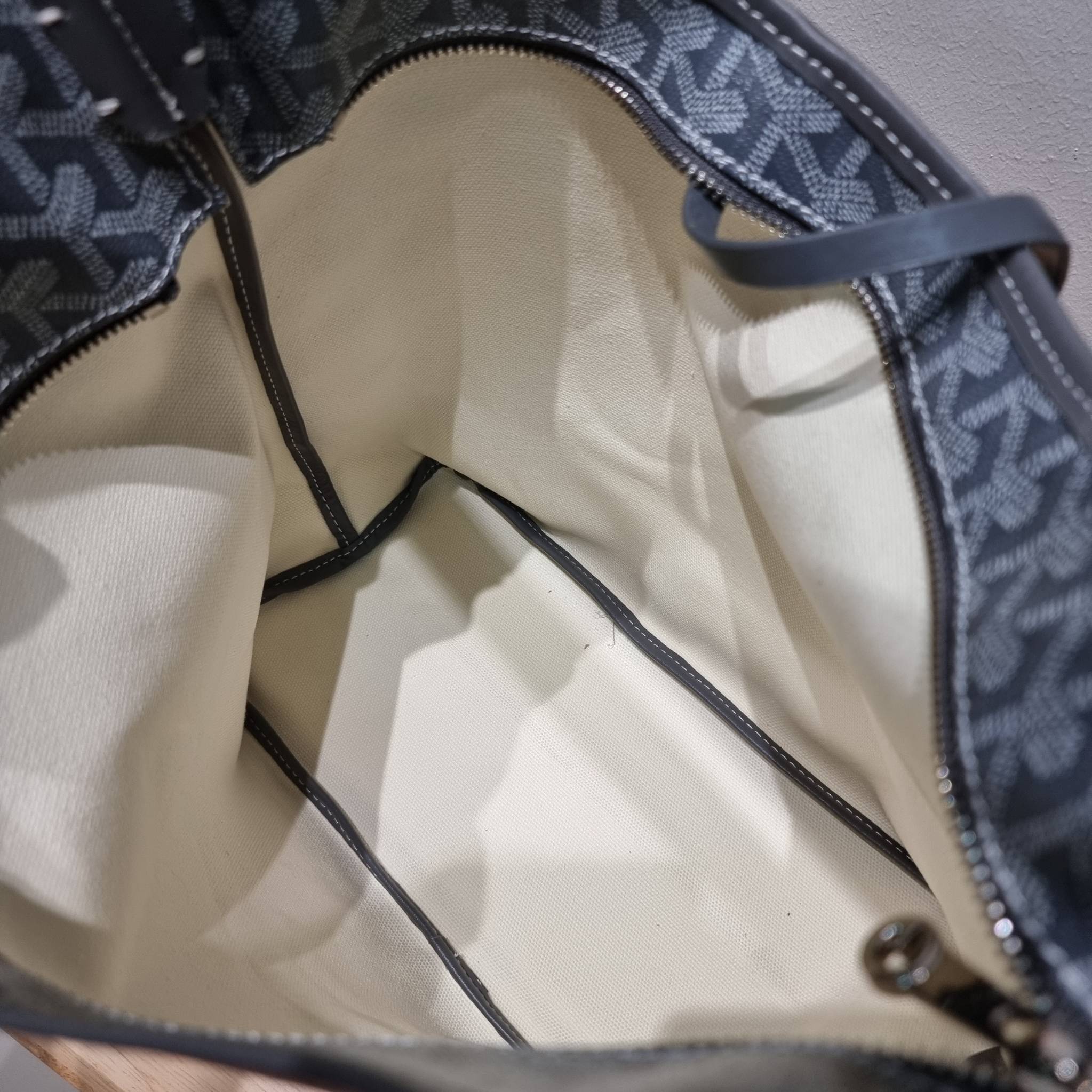 GOYARD BOHEME HOBO BAG / GOYARD HOBO กระเป๋าสะพายทรงโฮโบ ใบใหญ่จุใจ!! มาครบสีขายดี เลิศทุกสี รูปทรงคลาสสิค ดีไซน์เป็นเอกลักษณ์ วัสดุหนังแคนวาสพิมพ์ลายสวยคม ปากกระเป๋ามีซิปเปิด-ปิดกันของหล่นได้ ภายในโล่งกว้างมาก มาพร้อมสายคล้องในตัว ทนทาน สะพายสวยๆได้ทุกวั