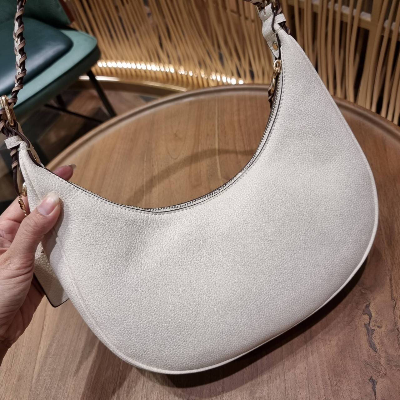 COACH C4108 BAILEY HOBO WITH WHIPSTITCH BEST SELLER ต้องมา!! กระเป๋าทรงโฮโบ ดีไซน์หรูหรา แมชท์ง่ายกับทุกไลฟ์สไตล์ วัสดุหนัง pepble หนังนิ่มสวย เปิด-ปิดด้วยซิปรูดใช้งานง่าย ภายในโล่งกว้าง สายคล้องสะพายไหล่ มีดีเทลน่ารักน่าใช้ ใช้งานสะดวกและง่ายต่อการใช้ชีว