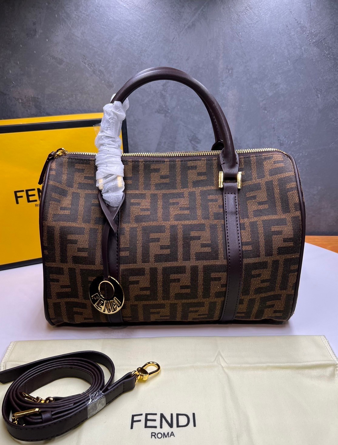 หนังแท้ Fendi Keepall 30 cm / Fendi Travel Bag / Fendi Boston Vintage Bag พร้อมส่งที่ไทย Tobacco Zucca Canvas and Gold hardware. กระเป๋าเดินทางใบใหญ่กำลังดี ภายในโล่งกว้าง จุของได้เยอะ พร้อมส่งที่ไทย ภาพสินค้าถ่ายจากงานขายจริง ใช้งานต่างประเทศได้