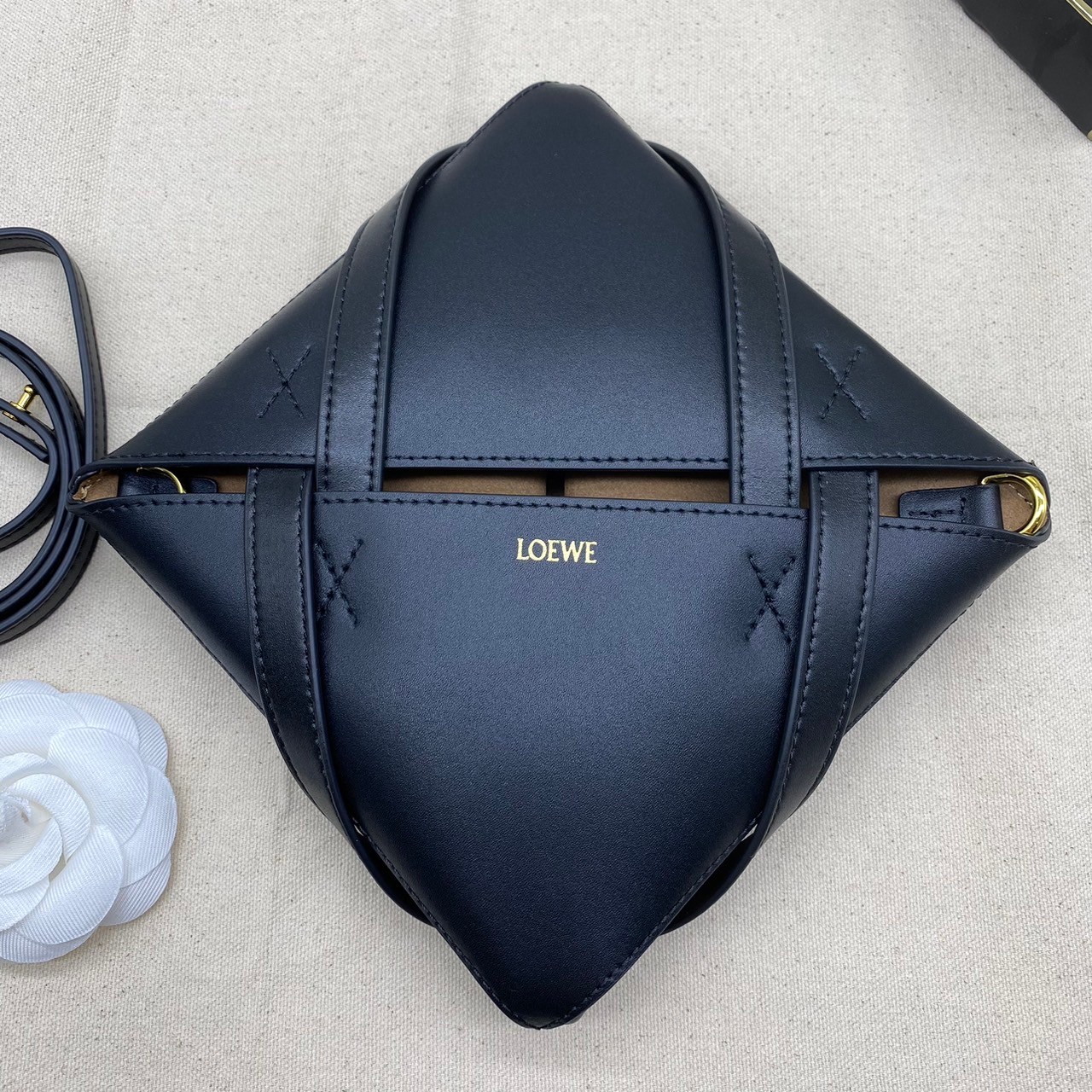 LOEWE Mini Puzzle Fold Tote in shiny calfskin / LOEWE TOTE BAG 18cm พร้อมส่ง กระเป๋าทรงโท้ท ขนาดมินิ ใช้งานง่ายเรียบหรู จุของได้เยอะ หนังเรียบสวยอยู่ทรงมาพร้อมสายสะพายยาวถอดได้ พับเก็บได้เป็นเอกลักษณ์