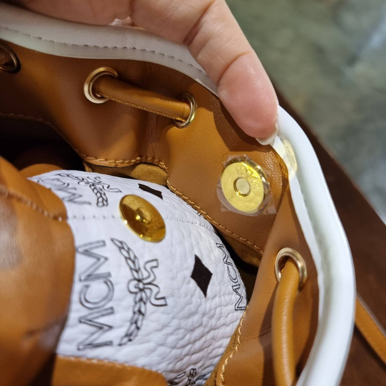 M.C.M ZOO RABBIT DRAWSTRING BAG IN VISETOS LEATHER MIX คอลเลคชั่นซูมาใหม่ ฮิตหนักมากที่เกาหลีและญี่ปุ่น ไอเท็มสุดคิ้วท์ น้องกระะต่ายโดดเด่น กระเป๋าสะพายทรง bucket ไซส์เล็กขนาดน่ารักน่าใช้ แฟชั่นสไตล์มากใบนี้ ดีไซน์น้องกระต่ายแอบในกระเป๋า และสามารถนำออกมาห