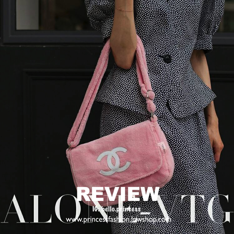 Chanel Beaute Crossbody Bag กระเป๋าสะพาย VIP GIFT ของแท้ จาก Chanel Cosmetic แท้💯 วัสดุขนวูลหนานุ่ม ตัดโลโก้แบรนด์หนังสีขาวสวยโดดเด่น น้ำหนักเบา เปิดปิดด้วยฝาปิดกระดุมแม่เหล็ก ใบใหญ่กำลังดี ใส่ iPad, กระเป๋าสตางค์ใบยาว, และของจุกจิกได้เยอะ มาพร้อม