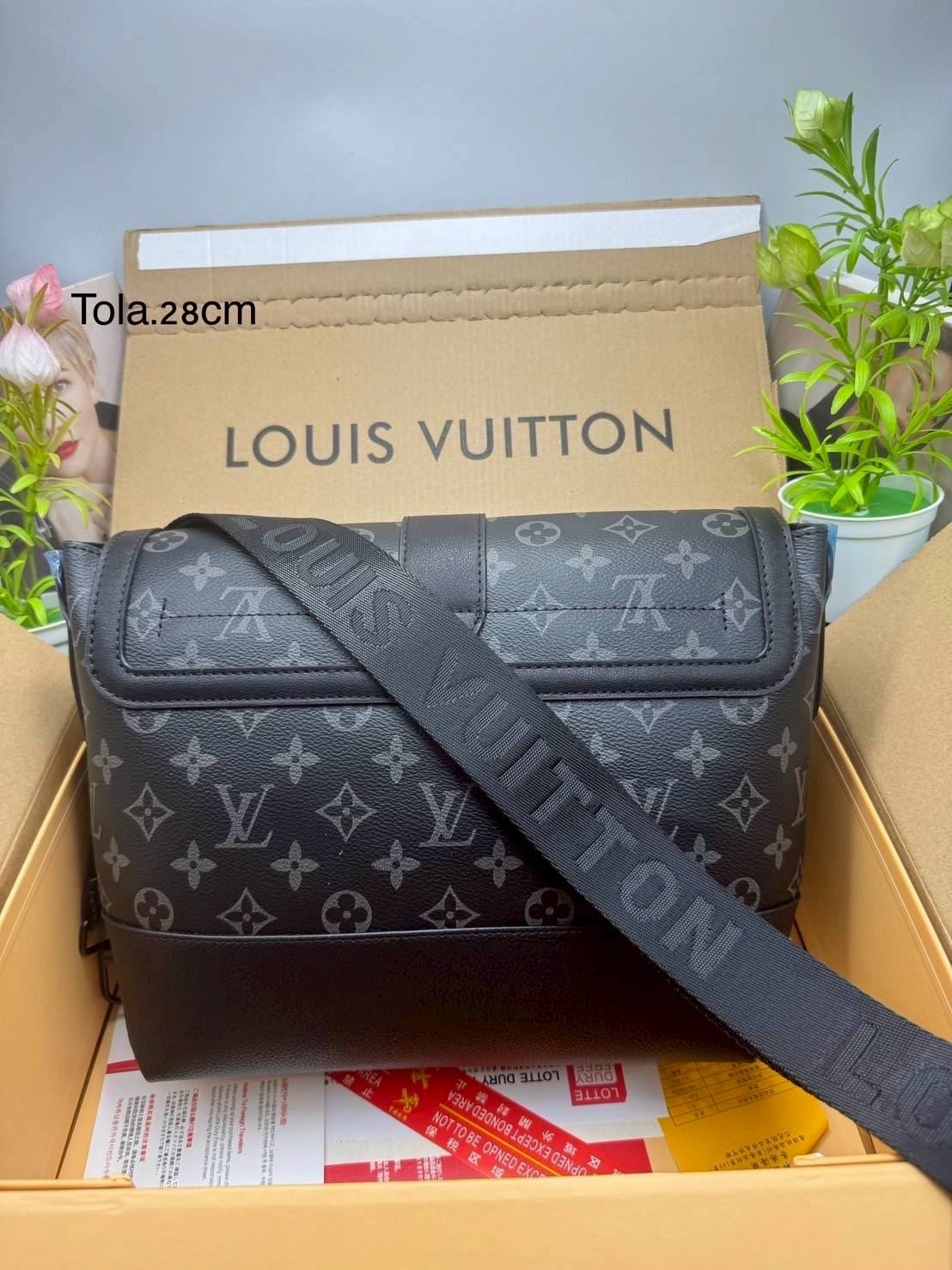 LV Saumur Messenger Bag Monogram Eclipse Canvas Bag กระเป๋าสะพายทรงแมสเซ็นเจอร์ ดีไซน์ทันสมัย คอลเลคชั่นสุดหล่อ ดีไซน์คลาสสิคแฝงดีเทลความหรู