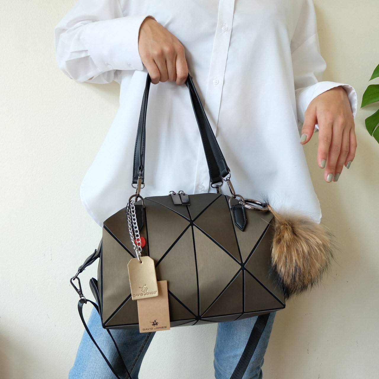 กระเป๋าถือ/สะพาย ทรงสวย เหมือนซื้อ1ได้4 โอ้ย 🤩🤩 คุ้มสุดๆไปเลยค่า เพราะตัวกระเป๋าปรับได้ถึง4 แบบตามการใช้งานเลยน๊าแถมตัวกระเป๋าน้ำหนักเบาอีกด้วย ✨✨✨ สายสะพายถอดได้แถมสายยาวให้อีก 1 เส้น กระเป๋าทรงสุดฮิตจากแบรนด์ David J
