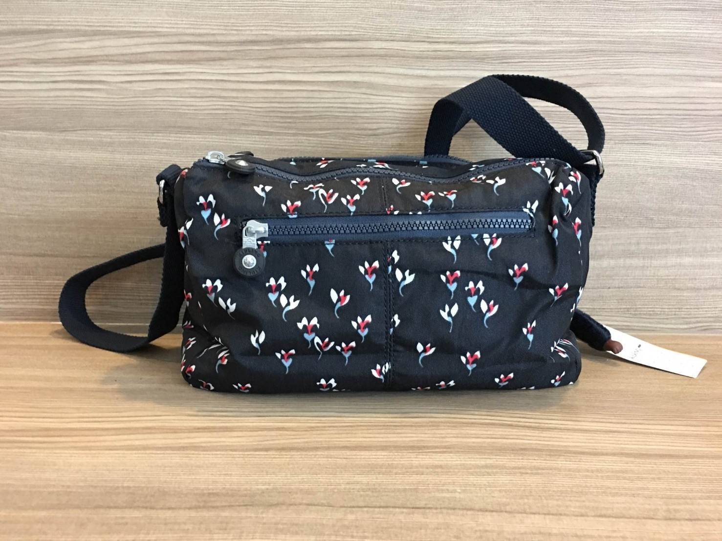 Kipling Reth กระเป๋าสะพายทรงสวย รุ่นยอดนิยม สายสะพายปรับระดับสั้น-ยาว เป็นกระเป๋าสะพายแบบ cross body ได้ค่ะ ช่องซิปเยอะ ใส่ของได้เป็นสัดส่วน จุสัมภาระได้ดีเลยค่ะ ทรงสวย สะพายน่ารักมาก ห้ามพลาดเลยค่ารุ่นนี้