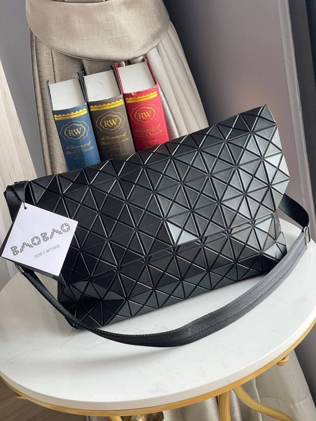 Baobao Issey Miyake Prism Sac ชาวมินิมอลทั้งชายและหญิงต้องถูกใจรุ่นนี้ เพราะ Prism Sac เป็นกระเป๋าแบบ unisex ที่มาพร้อมกับความเรียบง่ายของวัสดุเนื้อแมตต์ แต่ให้ลุคสไตล์เท่แบบคูลๆ โดดเด่นด้วยดีไซน์ที่ออกแบบมาให้ใช้งานที่ง่าย ตอบโจทย์ทุกสถานการณ์ฝาพับแบบเปิ