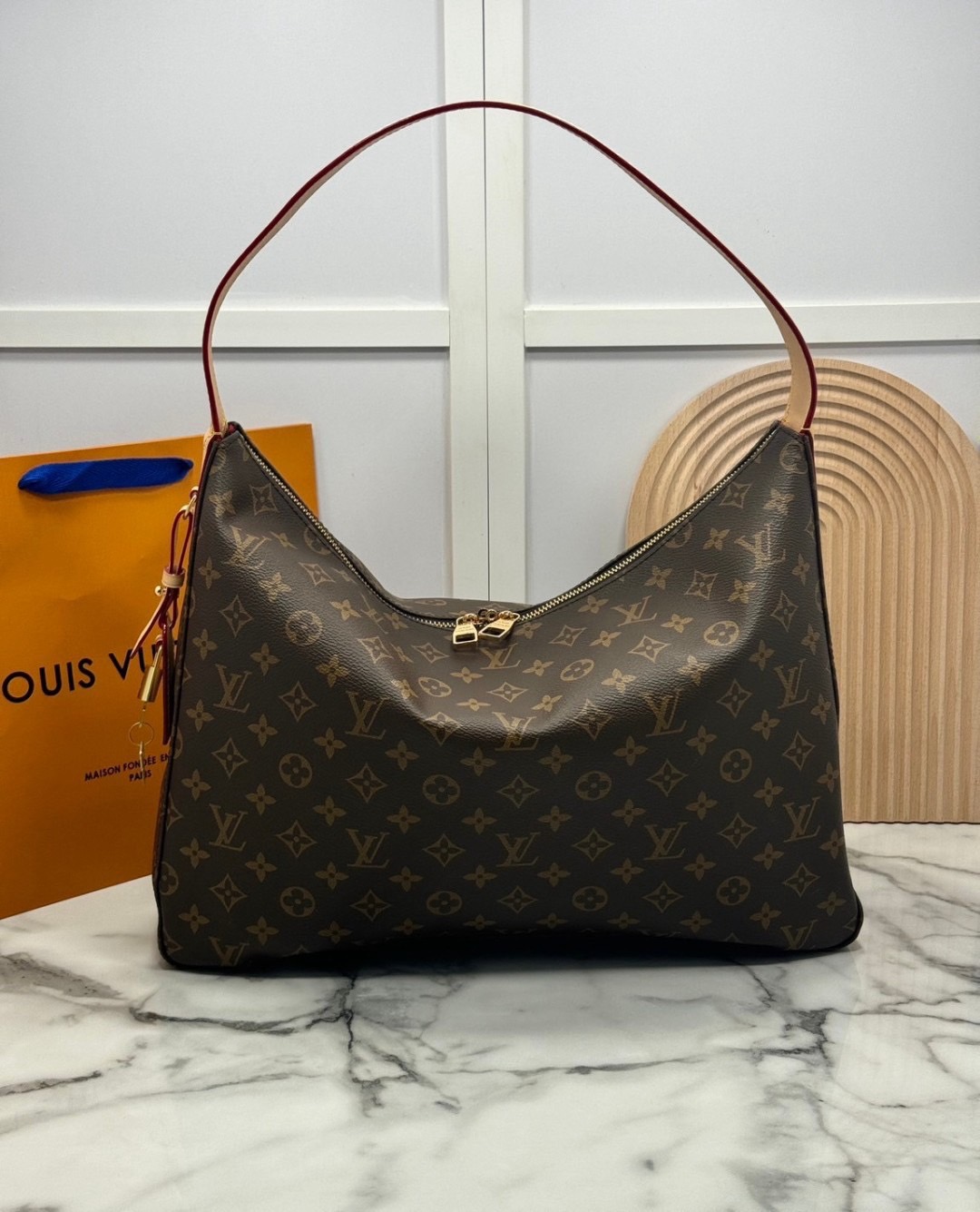 LV Slouchy MM Hobo bag 40 cm กระเป๋าถือ/สะพายไหล่ทรงโฮโบรุ่นใหม่ โดดเด่นด้วยรูปทรงอันเป็นเอกลักษณ์ เหมาะสำหรับพกพาเดินทางและใช้งานทุกวัน ลาย Monogram แคนวาสสุดไอคอนิก เสริมความสง่างามด้วยอะไหล่สีทอง งานจริงสวยมาก แนะนำค่ะ