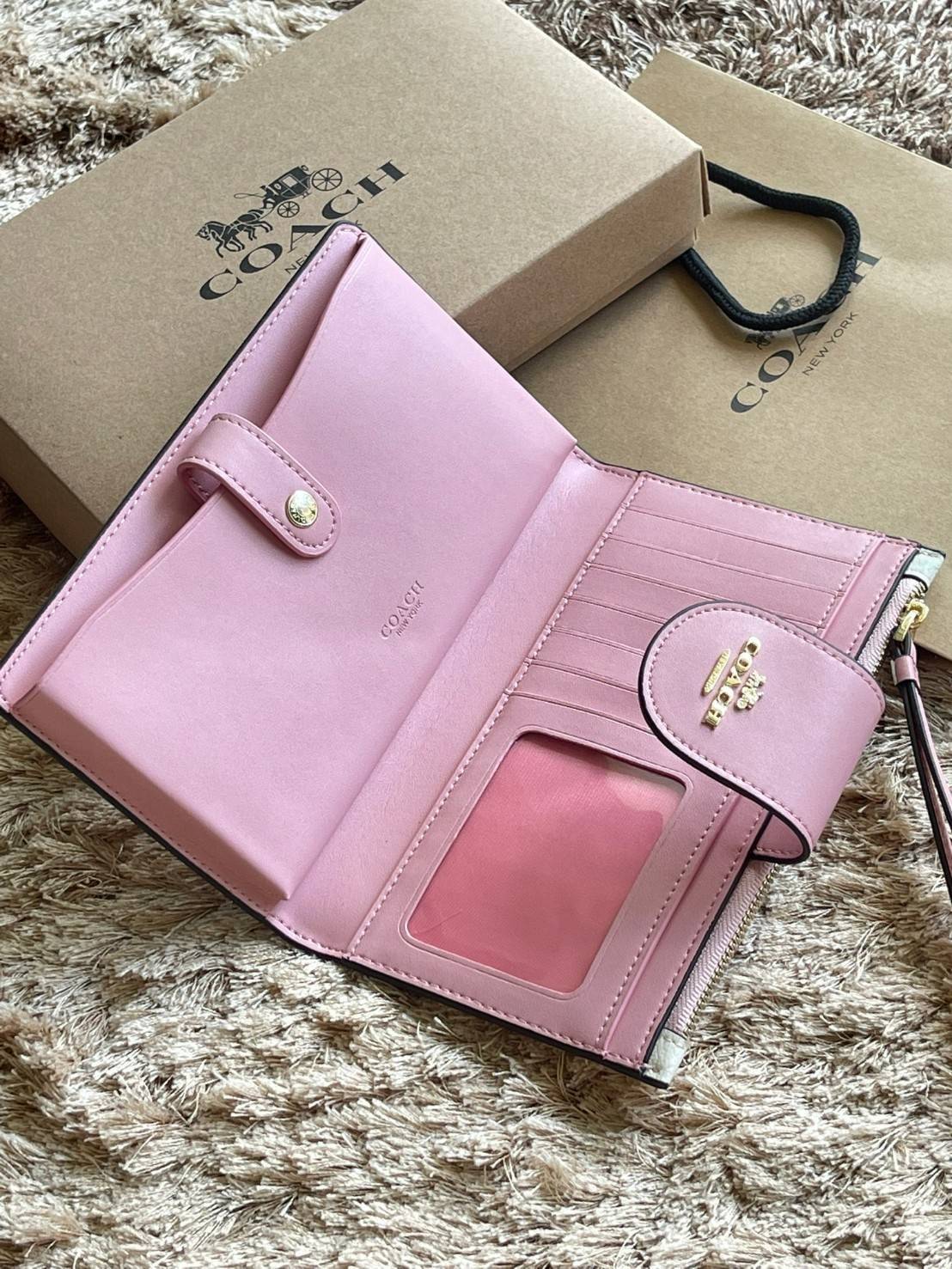 COACH TECH WALLET IN SIGNATURE CANVAS อีกหนึ่ง collection ของกระเป๋าสตางค์ที่ดีไซน์ทันสมัยให้ใช้งานได้แบบครบครัน เป็นกระเป๋าสตางค์ ที่มีช่องสำหรับใส่โทรศัพท์มือถือ ธนบัตร เหรียญ และบัตรต่าง ๆ ใช้งานแบบ2ด้าน เพิ่มความสะดวกสบายด้วยสายคล้องมือ ช่วยให้พกไปไหน