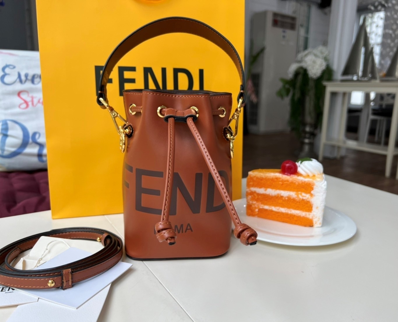 FENDI Mon Tresor Mini Leather Bucket Bag / FENDI Bucket Bag พร้อมส่ง กระเป๋าถือหรือสะพายข้างทรงบัคเก็ต ทรงขนมจีบ ลายแบรนด์ อะไหล่ทองหรูหรา