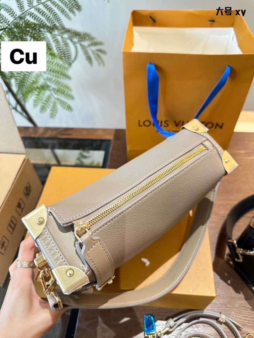 LV Side Trunk MM Leather Bag กระเป๋าสะพายทรงกล่องคลาสสิกทันสมัยมีสไตล์ รุ่นใหม่หนังเรียบสวยสุดไอคอนิก พร้อมตอบรับได้ทุกลุค ทุกสไตล์ -- [รับตัวแทนกระเป๋า]