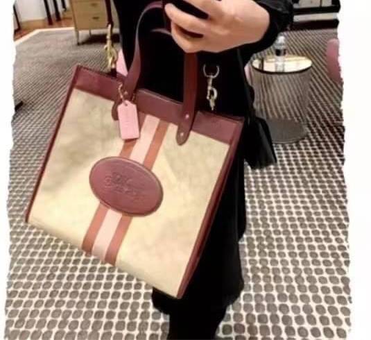 OUTLET 】COACH DEMPSEY TOTE IN SIGNATURE JACQUARD COACH C1917 Dempsey Field Tote คอลเลคชั่นใหม่ เอาใจสายคุณหนู กระเป๋าทรงโท้ท ไซส์กำลังสวย น่ารักน่าใช้มากๆ ฟังก์ชั่นการใช้งานสะดวกที่สุด มีทั้งสายคล้องในตัว และสายครอสบอดี้ วัสดุผ้า jacquard สลับหนัง pepble 