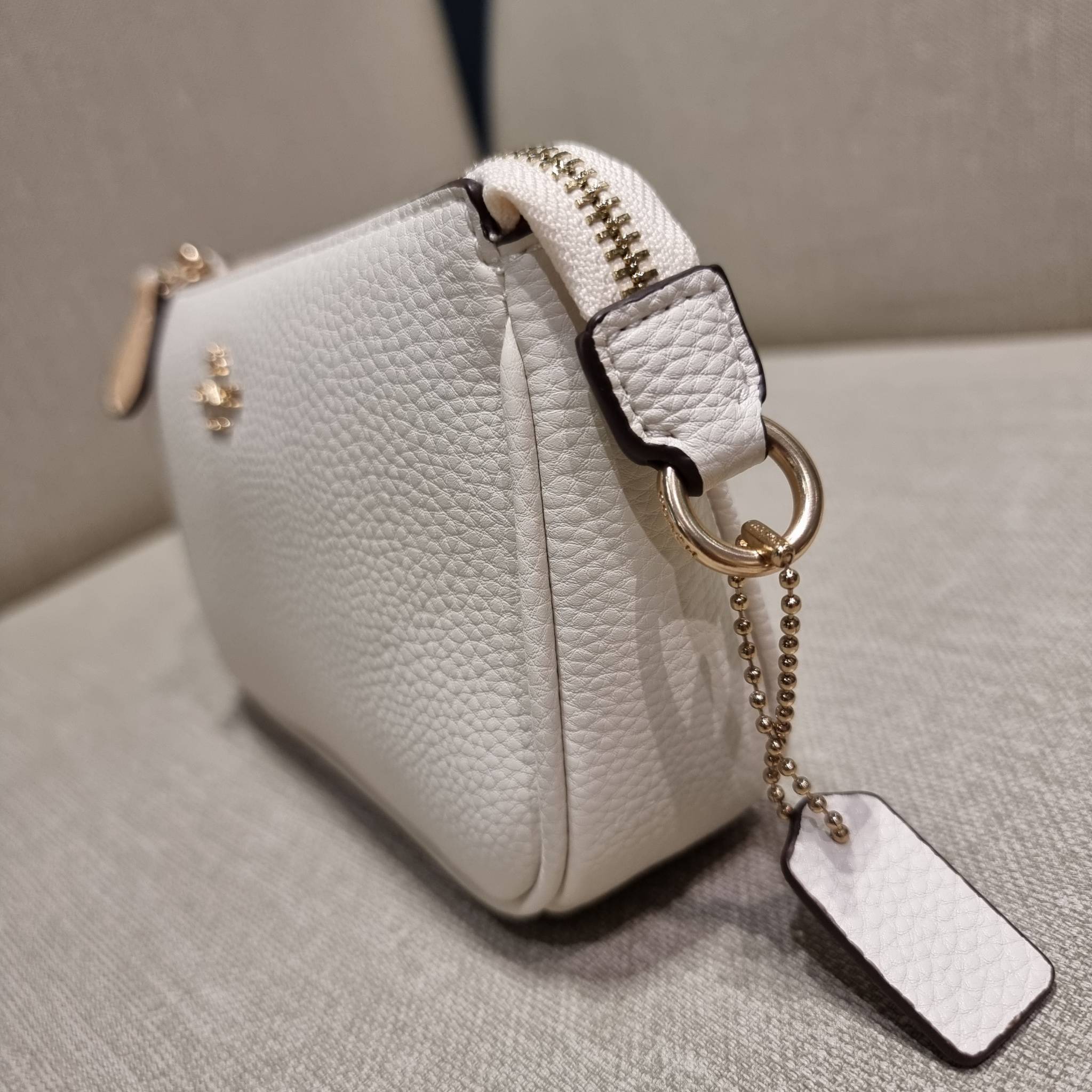 COACH C4233 NOLITA 19 WITH WHIPSTITCH คอลเลคชั่น rare item น่ารักน่าใช้ ในสไตล์คลาสสิค กระเป๋าทรงพอชขนาดมินิ ที่สามารถสะพายไหล่ และกึ่งคล้องมือใช้ได้ 2 สไตล์ ปรับสายให้มาเกี่ยวฝั่งเดียวเพื่อใช้เป็นคล้องมือ หรือปรับเกี่ยวอีกฝั่งใช้คล้องแขน คล้องไหล่ก็เก๋มา